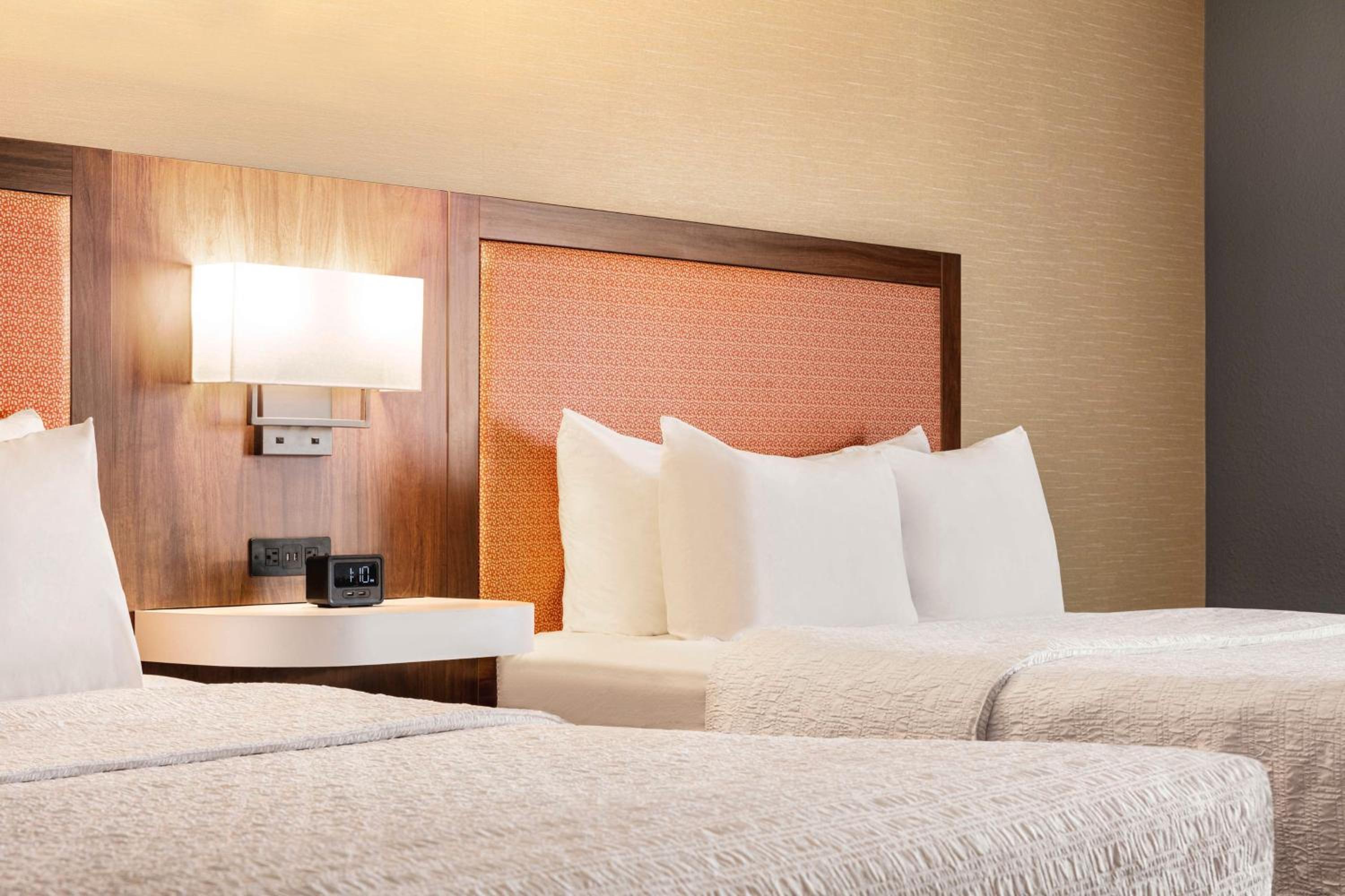 Queen Room with Two Queen Beds - Non-Smoking - Photo 2