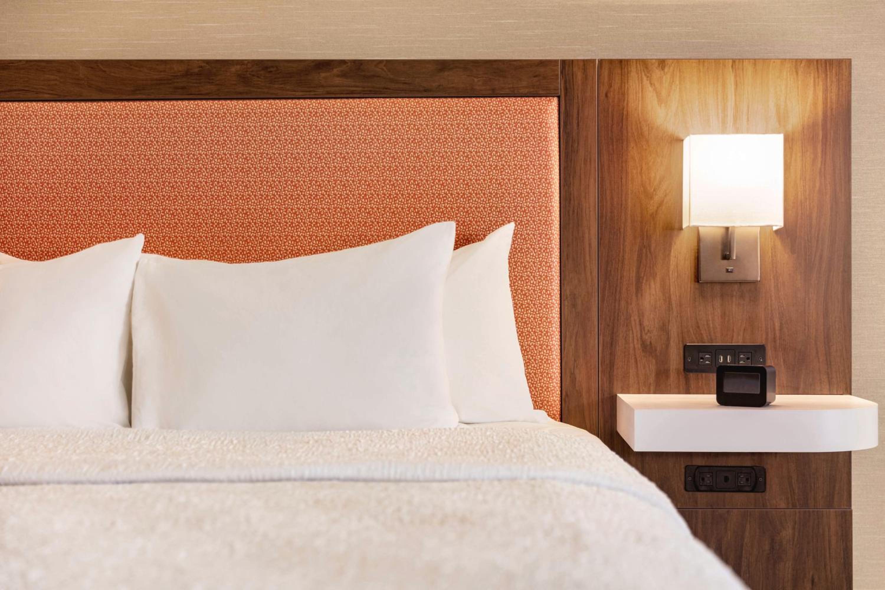 King Room with King Bed - Non-Smoking - Photo 1