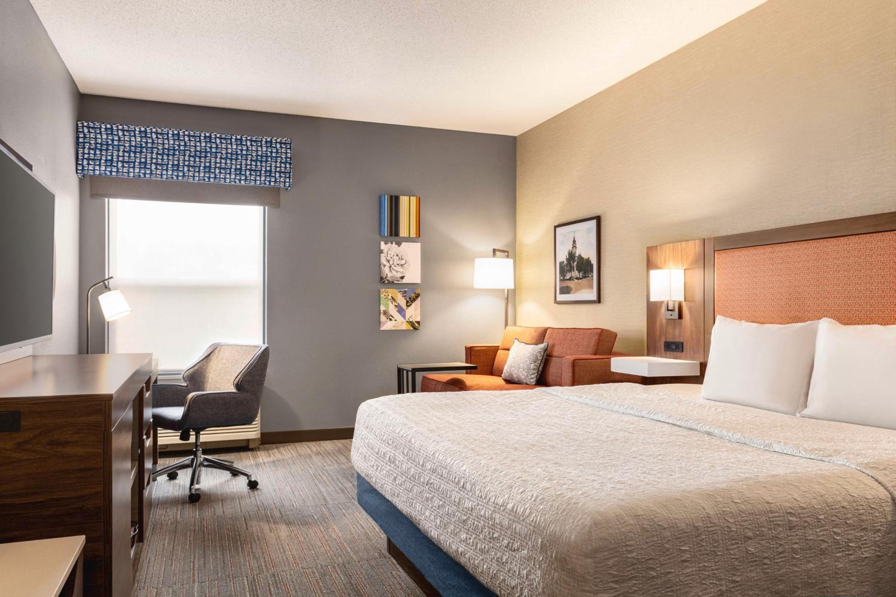 King Room with Sofa Bed - Photo 4