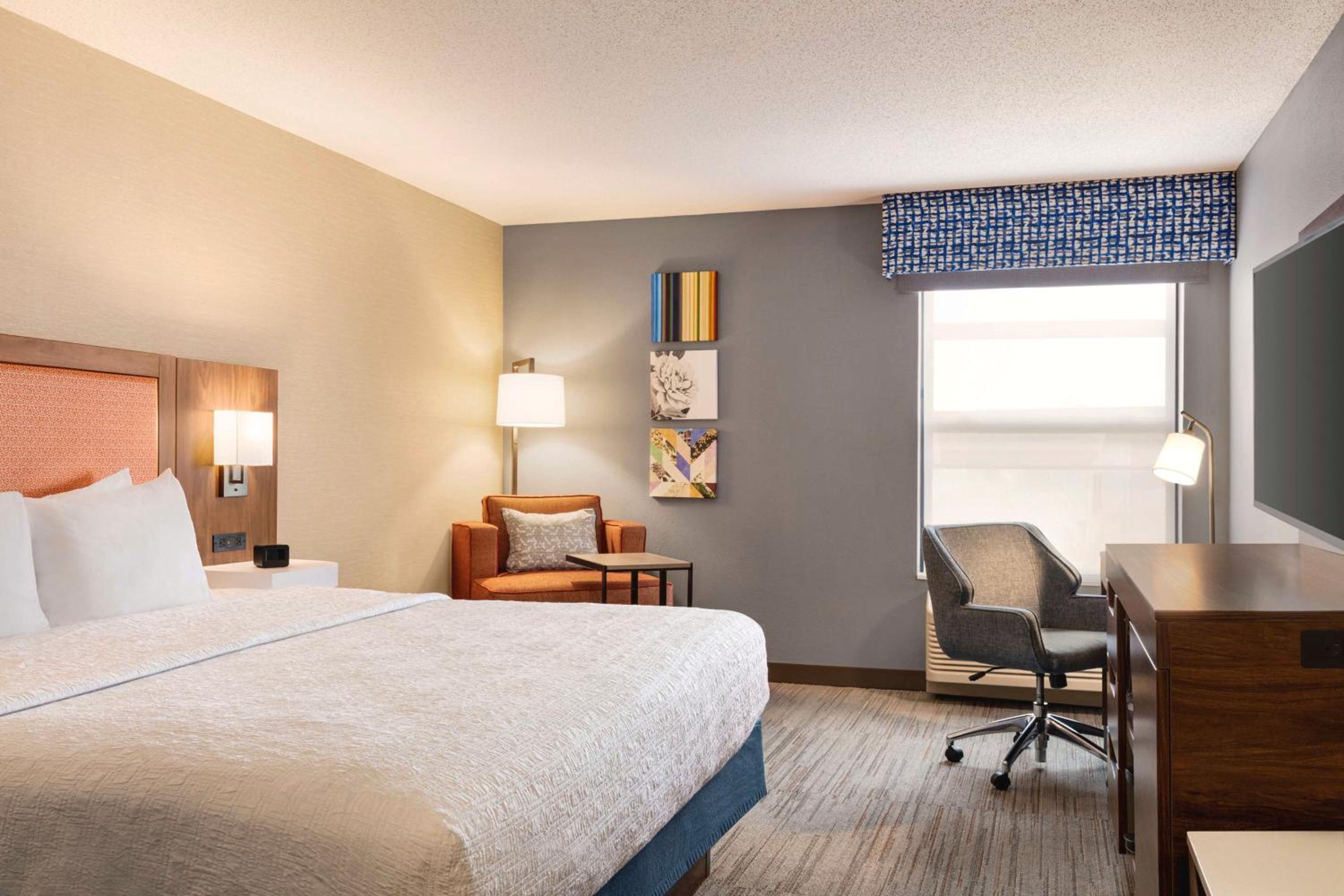 King Room with King Bed - Non-Smoking - Photo 2