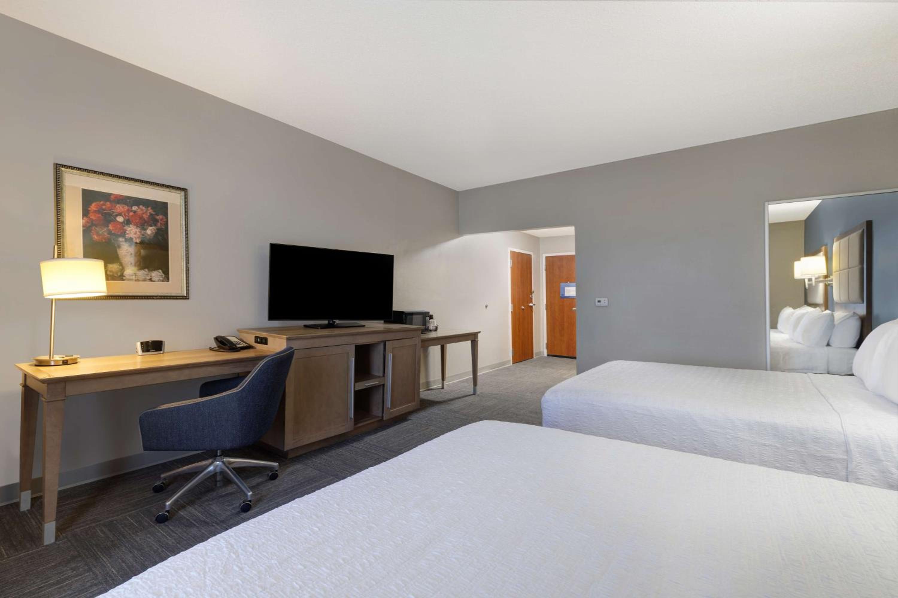 Room with Two Queen Beds - Non-Smoking - Photo 2