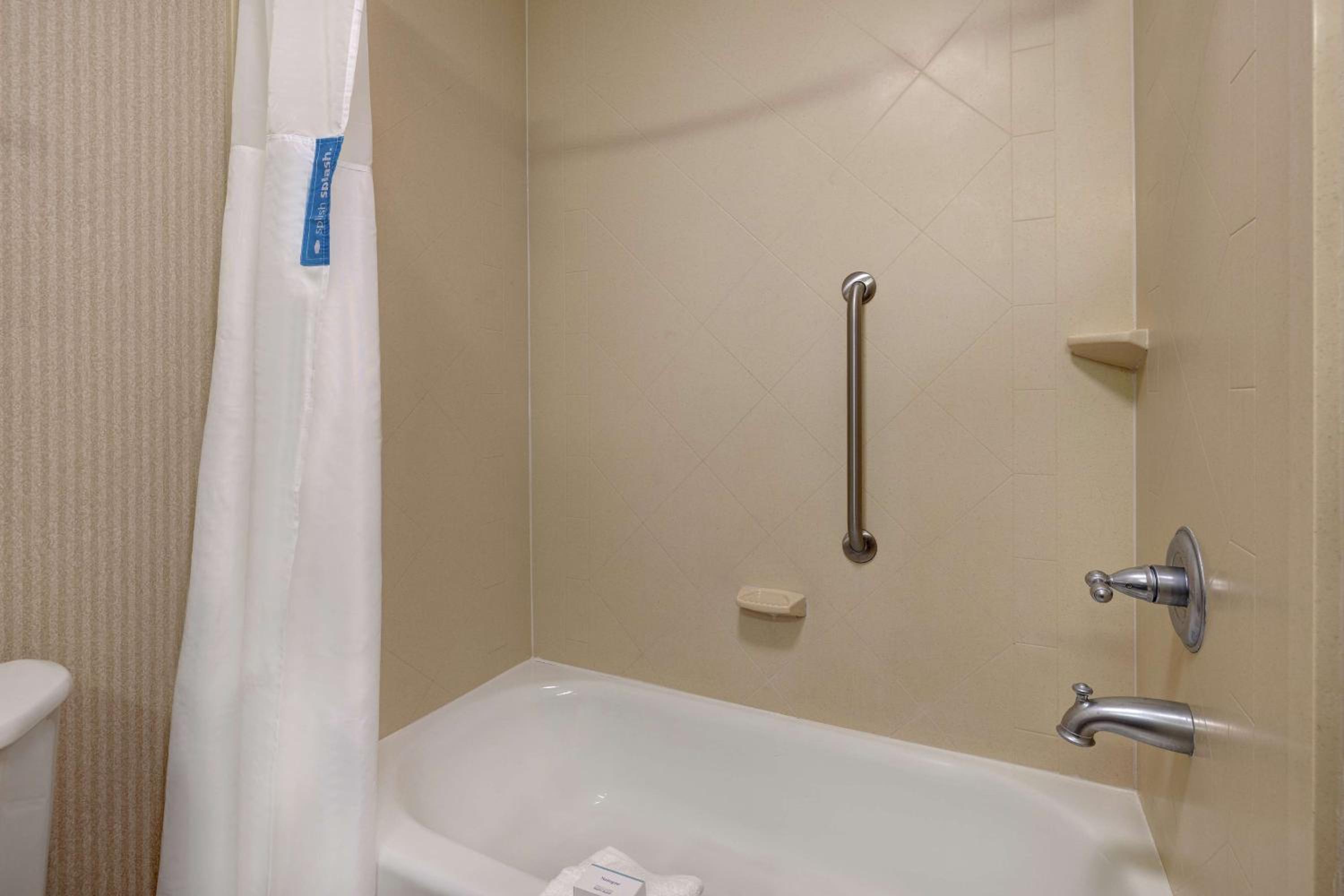 Room with Two Queen Beds - Non-Smoking - Photo 3