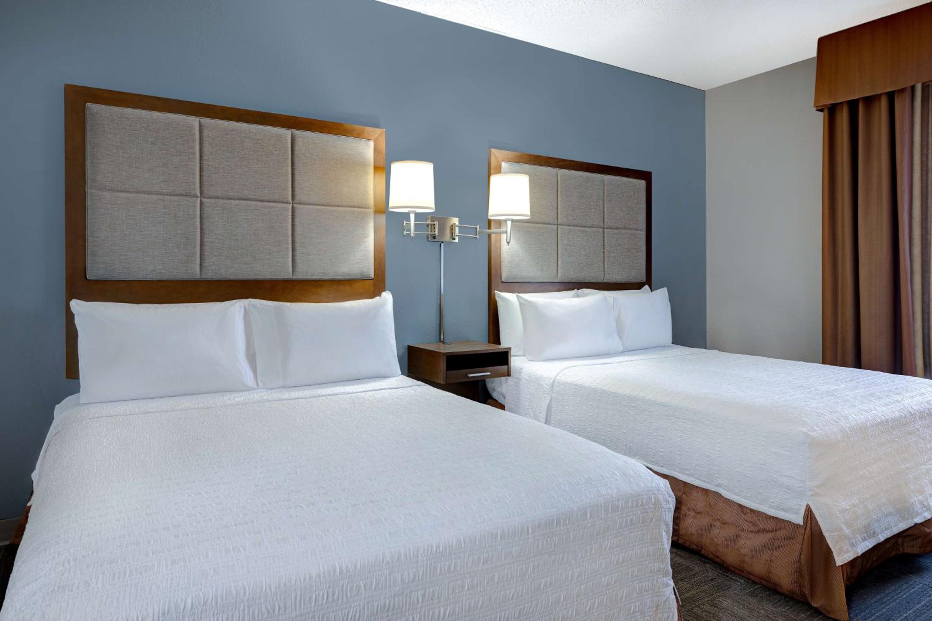 Room with Two Queen Beds - Non-Smoking - Photo 8