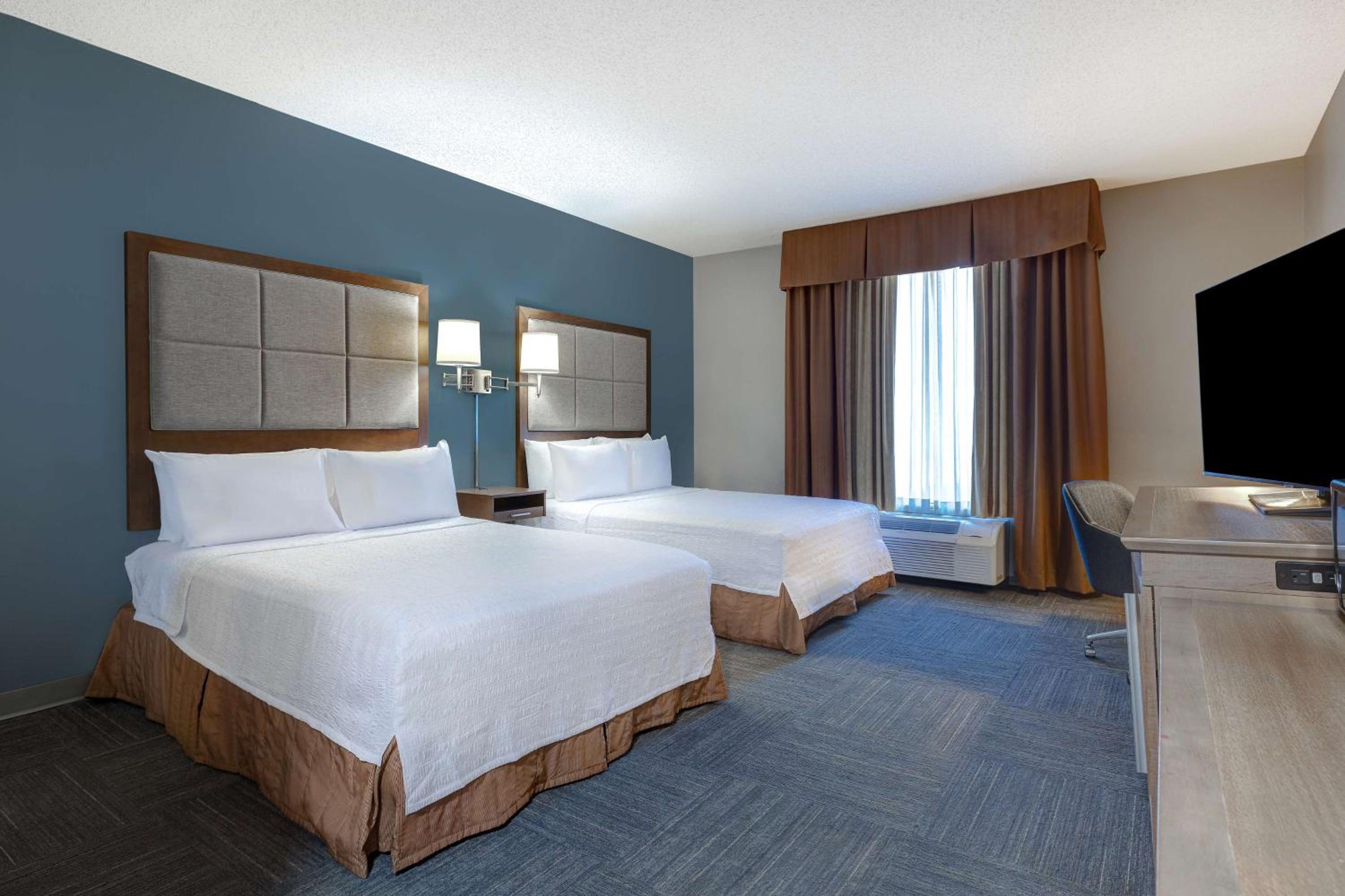 Room with Two Queen Beds - Non-Smoking - Photo 7