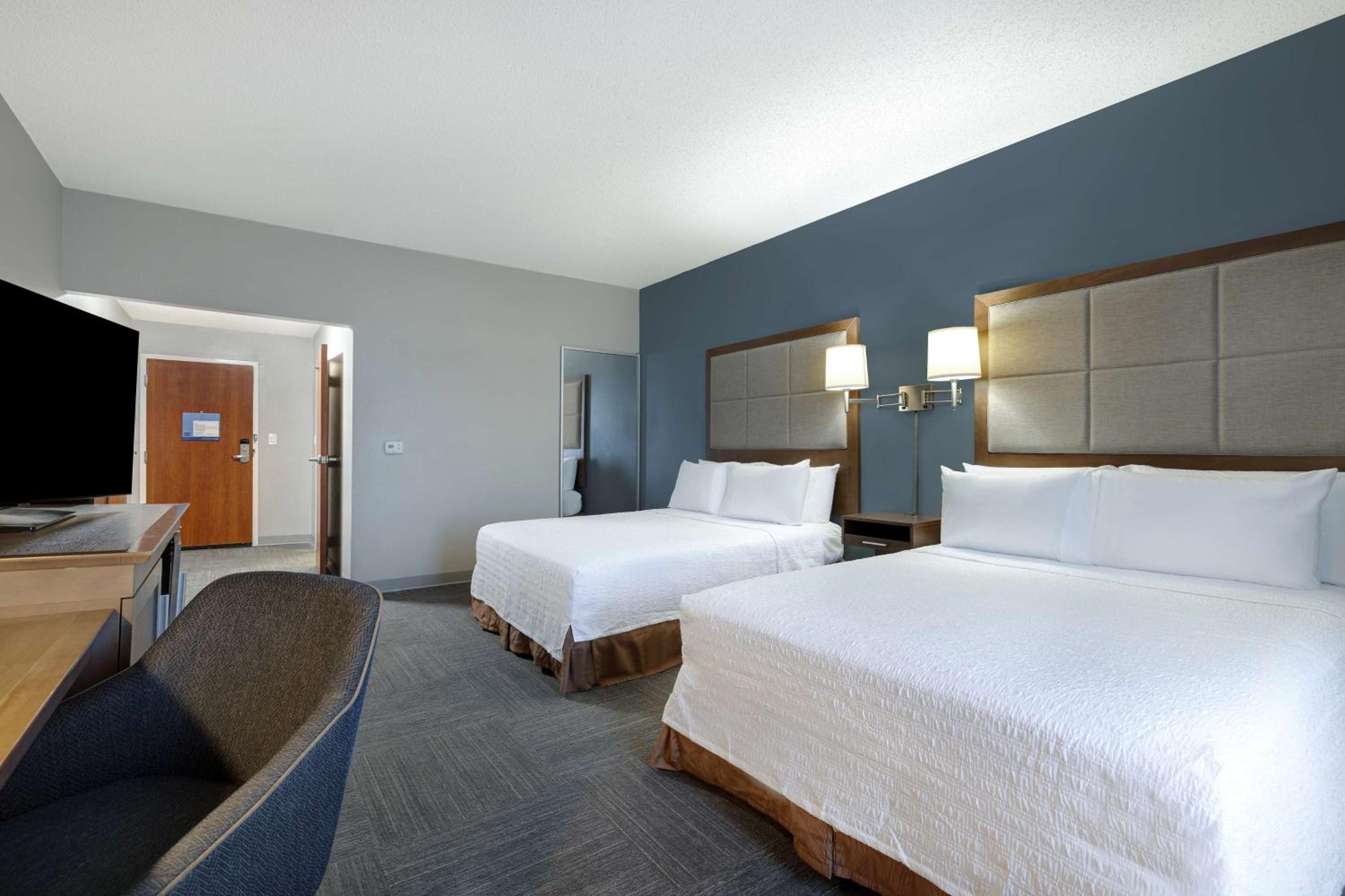 Room with Two Queen Beds - Non-Smoking - Photo 5
