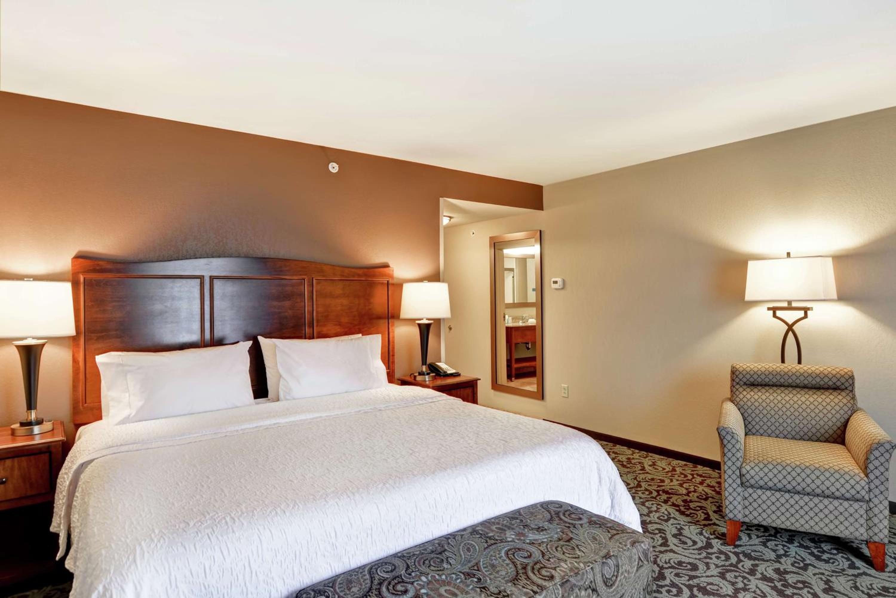 King Room with King Bed - Non-Smoking - Photo 1