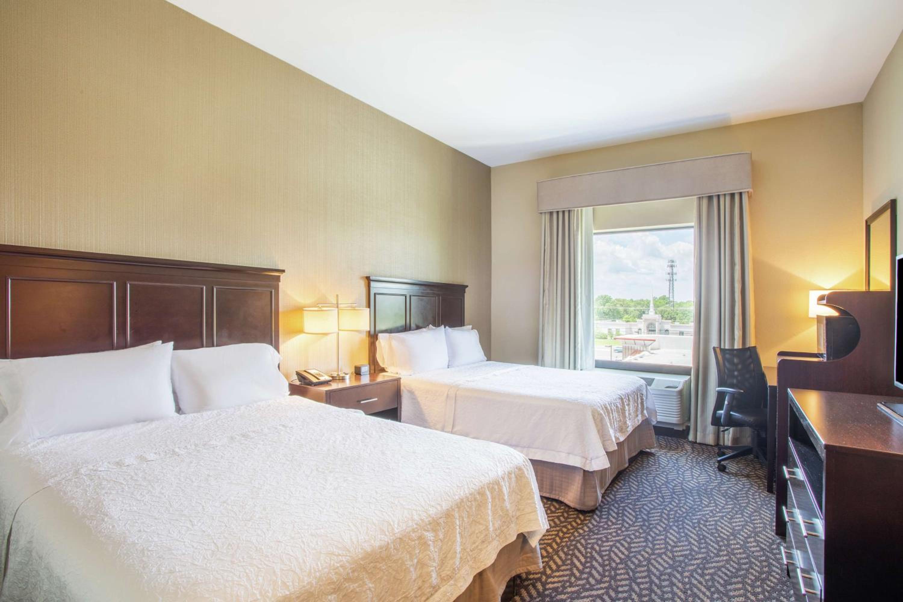 Queen Room with Two Queen Beds - Non-Smoking photo 3
