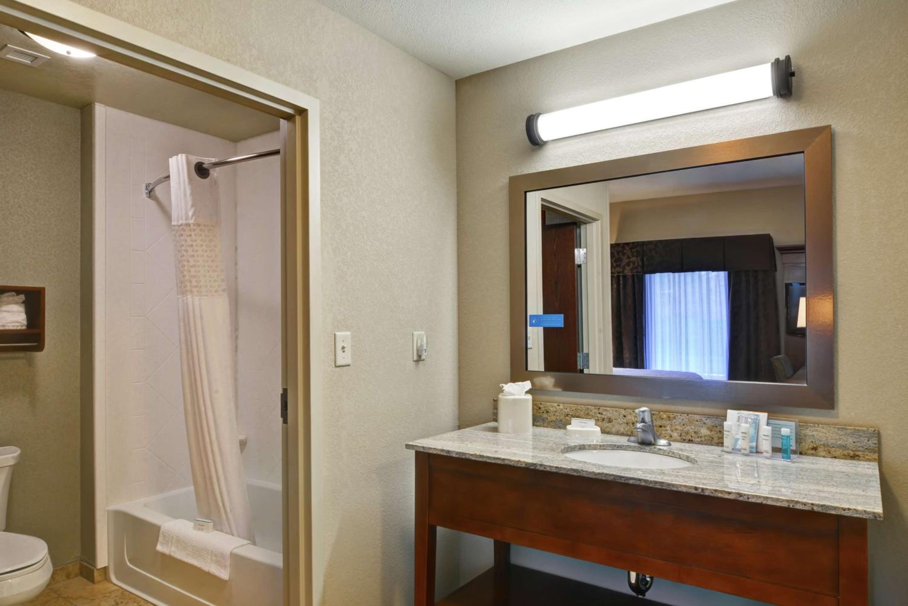 Room with Two Queen Beds - Non-Smoking - Photo 4