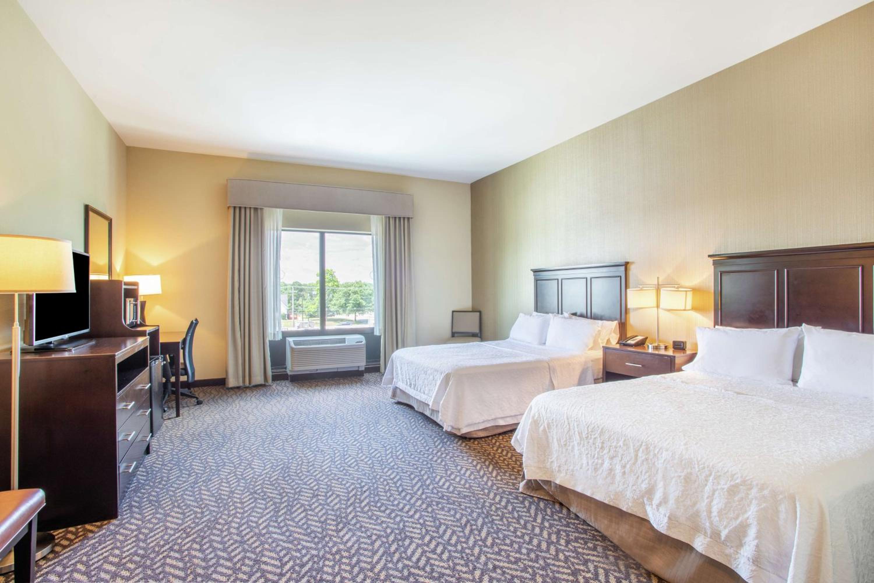 Queen Room with Two Queen Beds - Mobility and Hearing Access/Non-Smoking photo 1