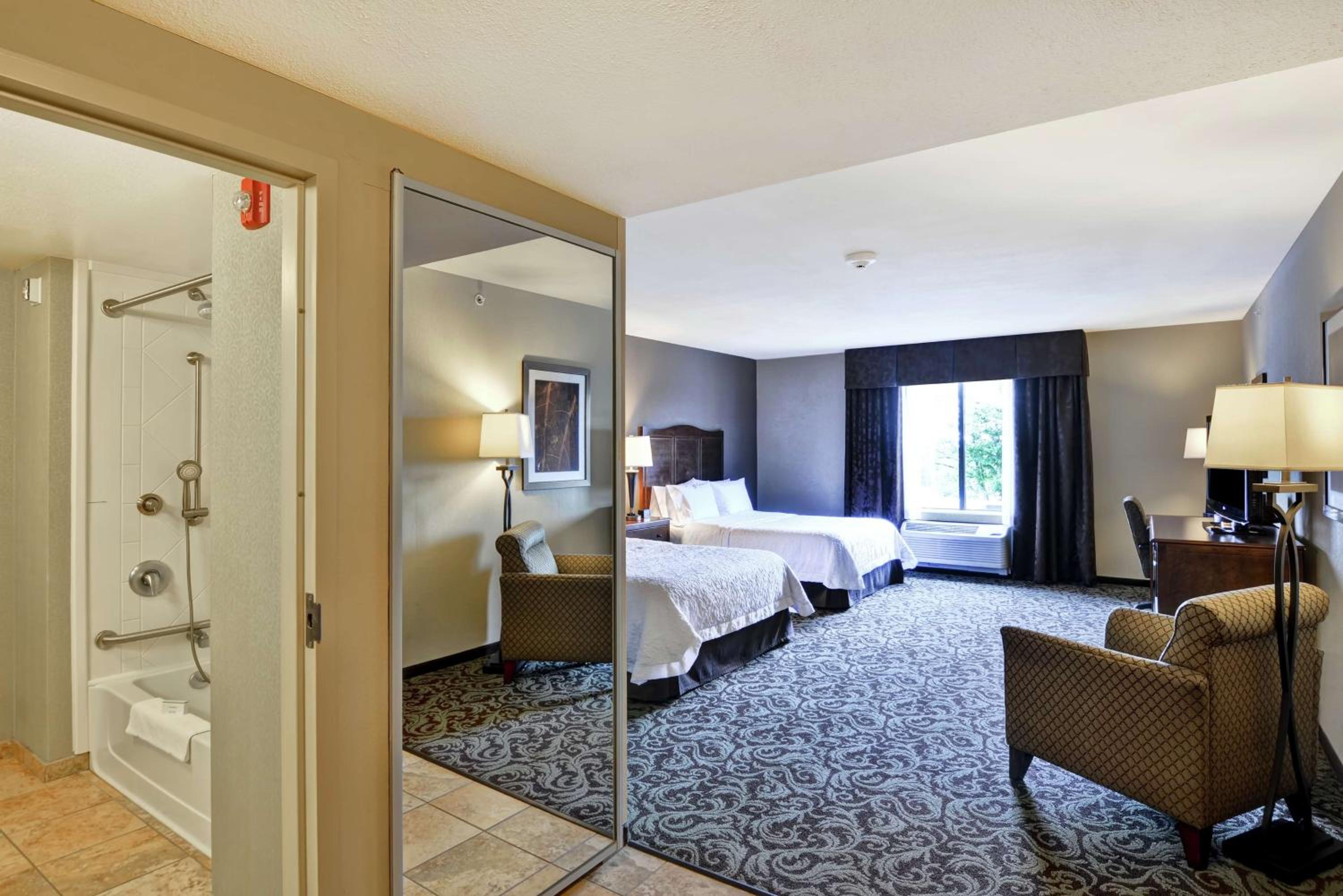 Room with Two Queen Beds - Non-Smoking - Photo 1