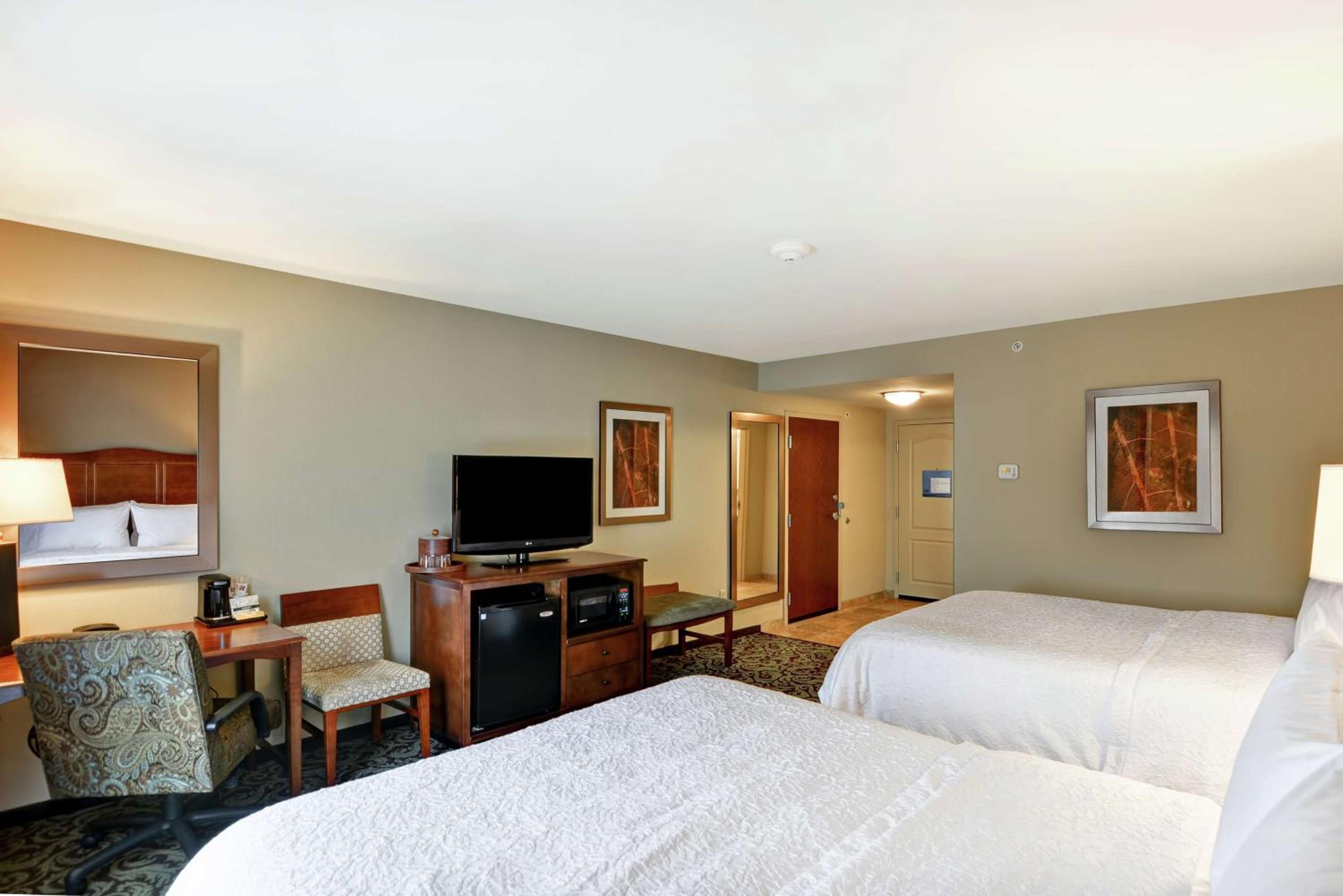 Room with Two Queen Beds - Non-Smoking - Photo 2