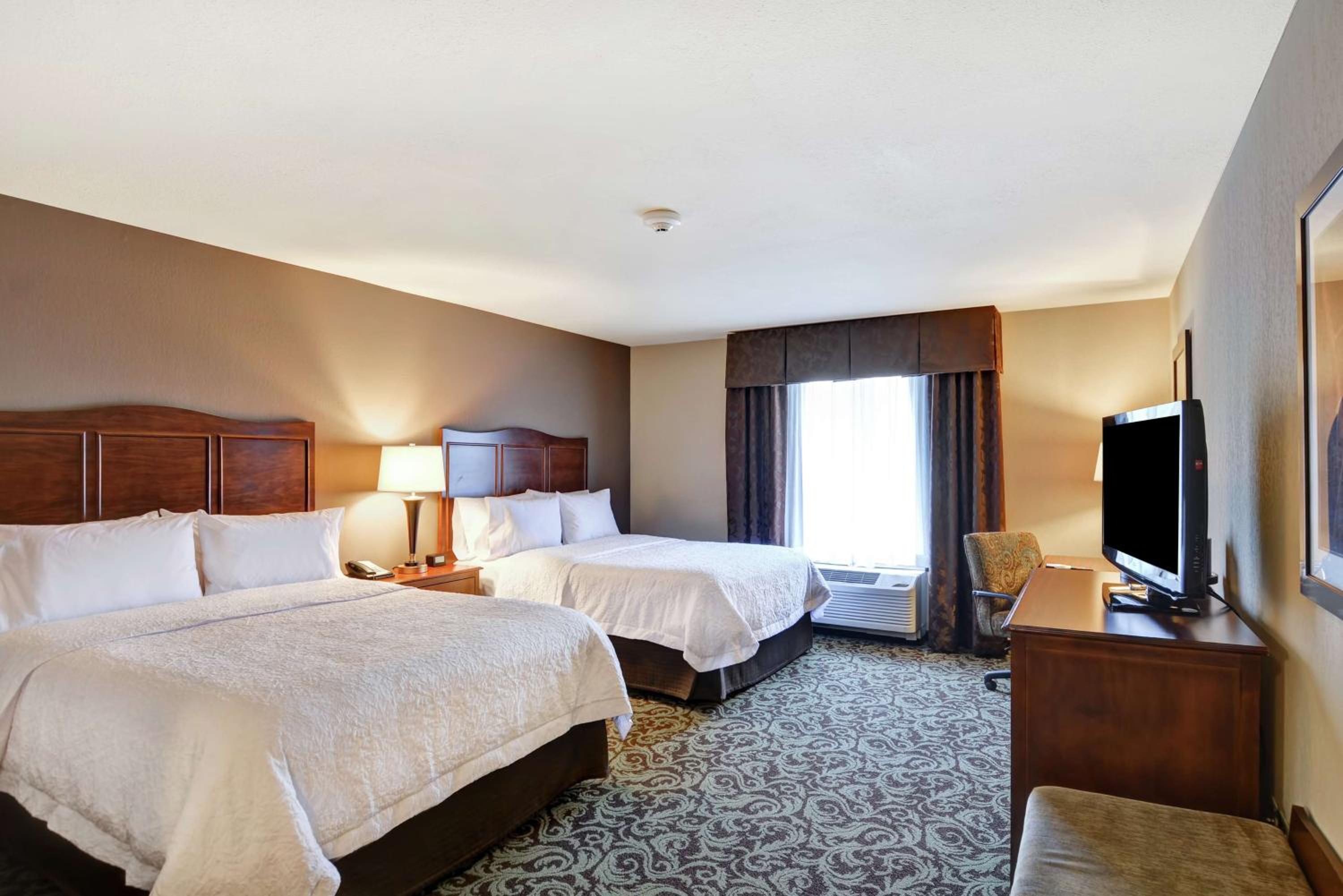 Room with Two Queen Beds - Non-Smoking - Photo 3