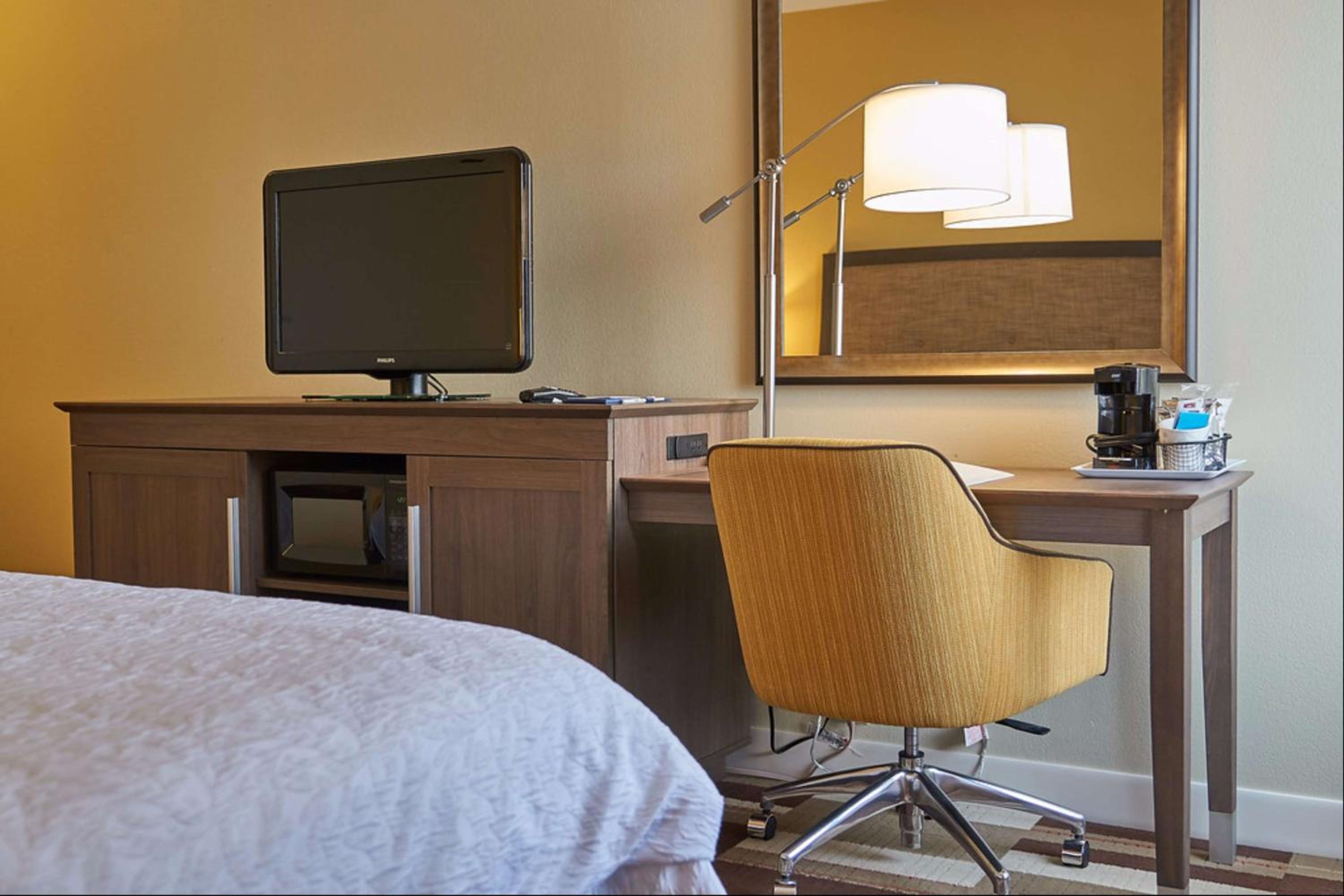 King Room with Accessible Tub - Mobility and Hearing Access/Non-Smoking - Photo 1