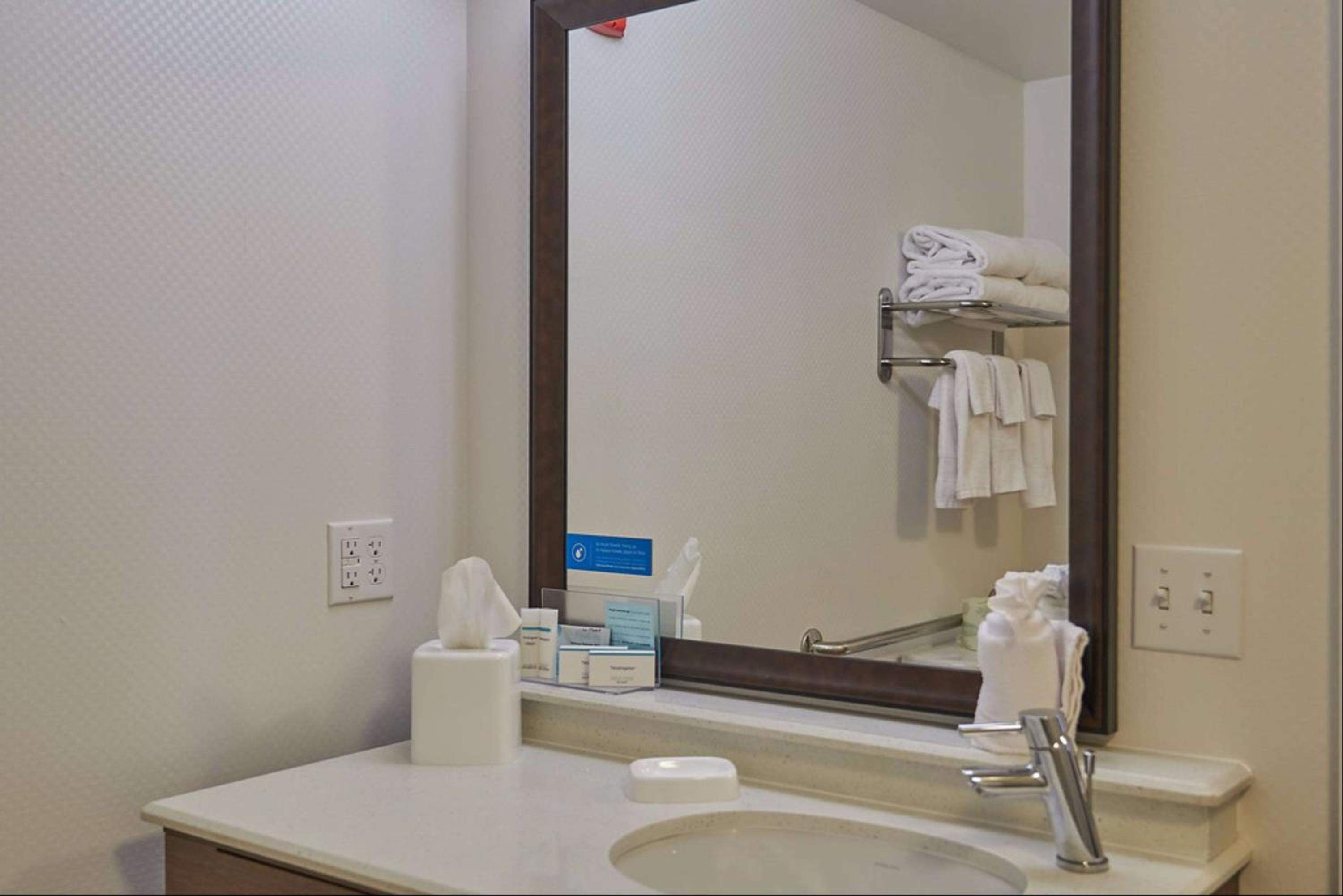 King Room with Accessible Tub - Mobility and Hearing Access/Non-Smoking - Photo 4