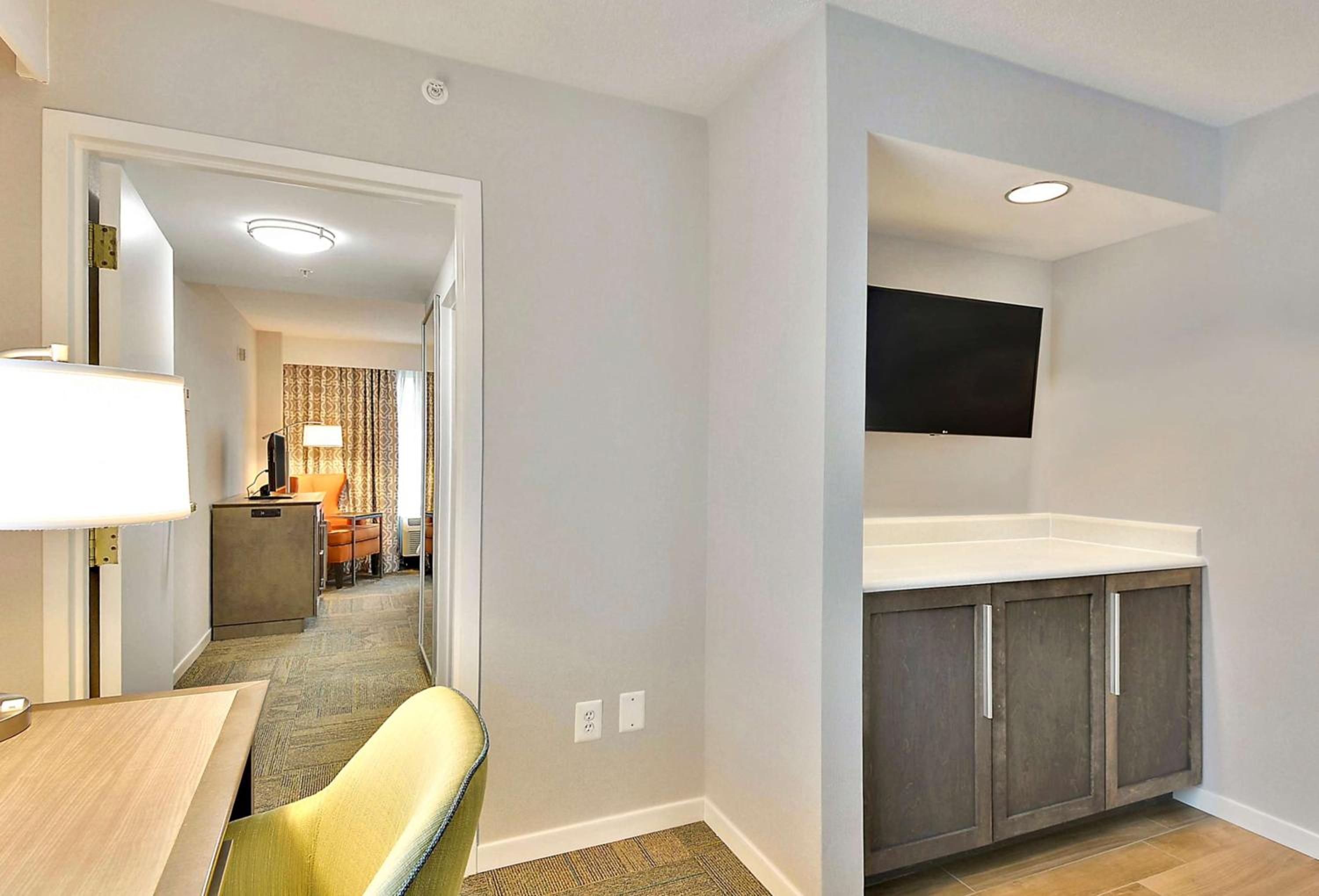 Two-Room King Suite - Non-Smoking - Photo 4