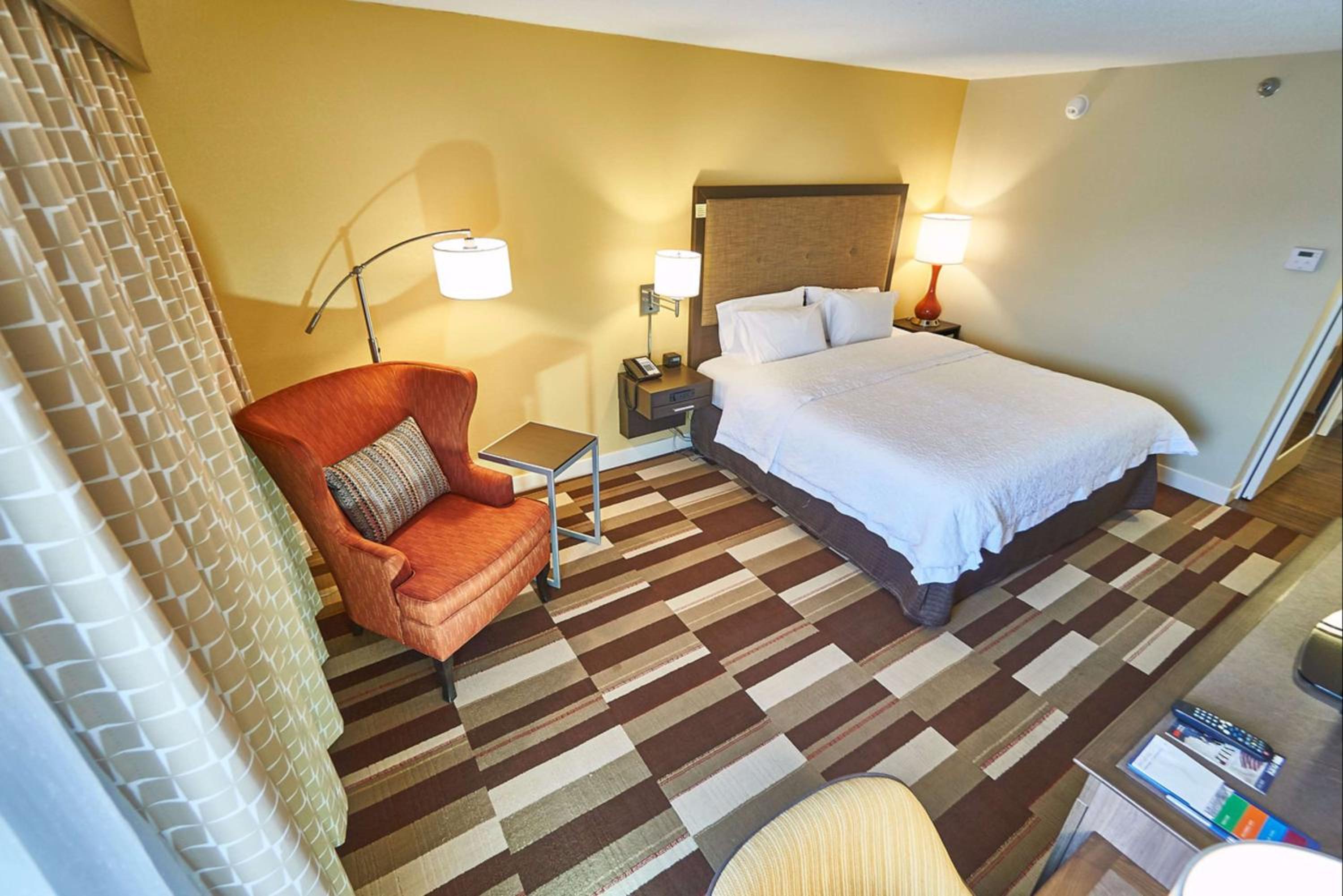 King Room - Non-Smoking - Photo 3