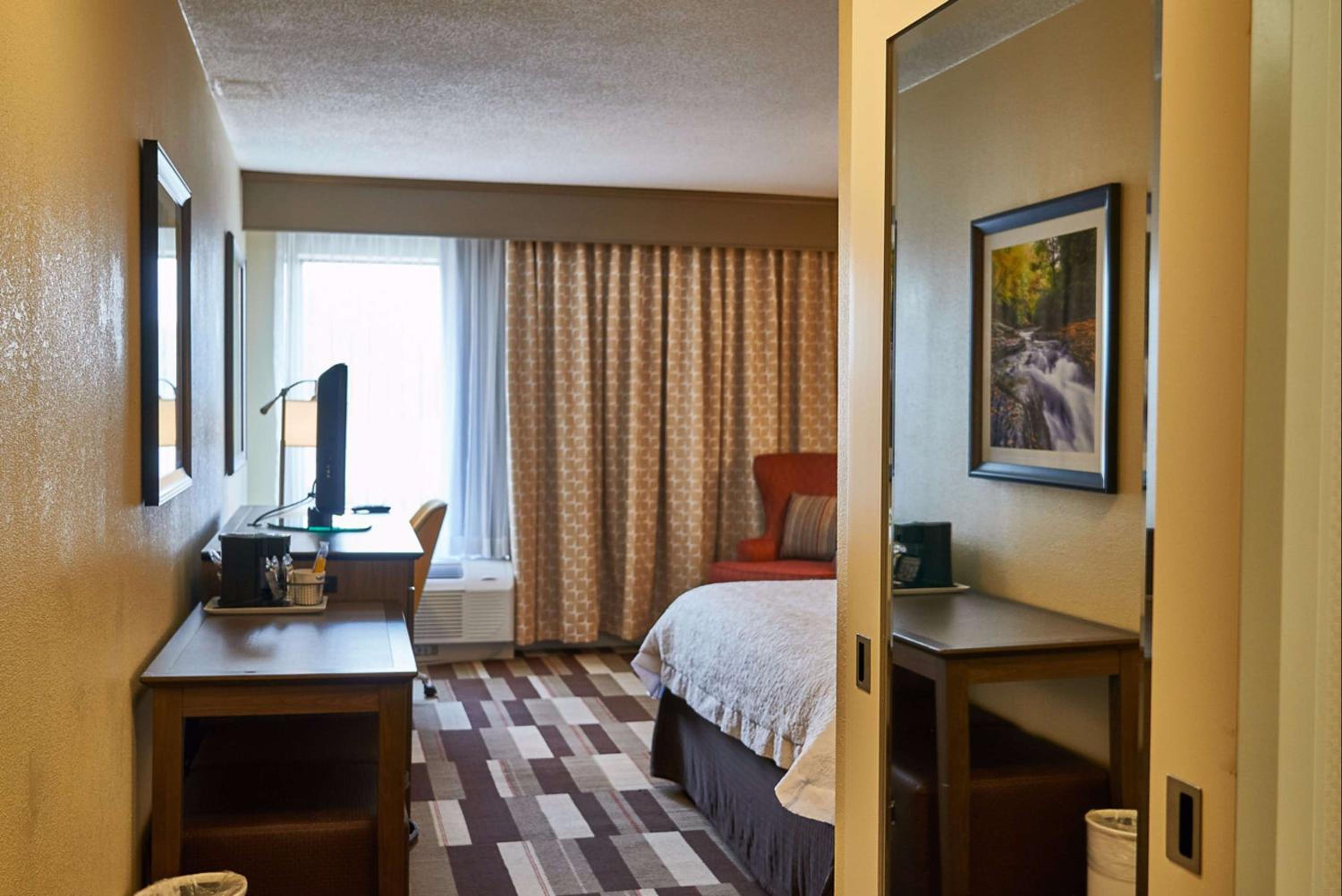 King Room - Non-Smoking - Photo 4