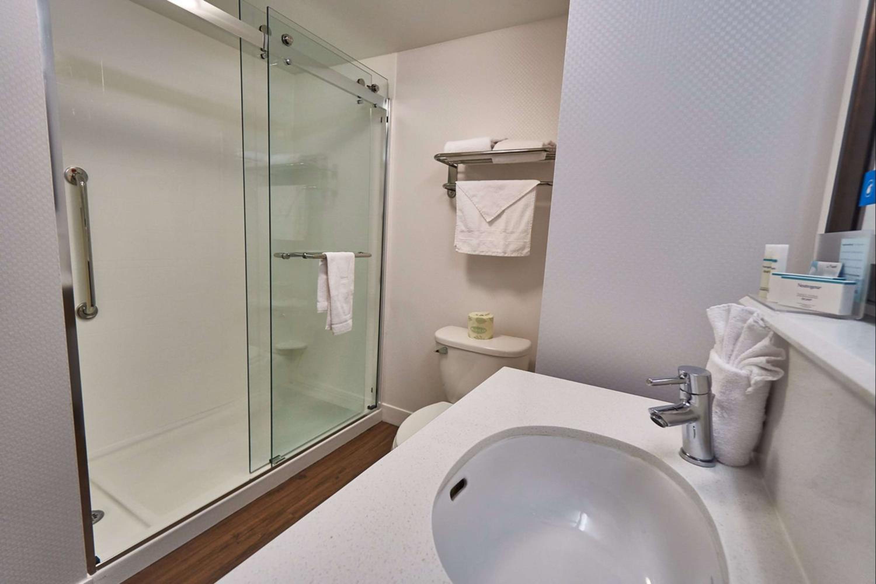 King Room - Non-Smoking - Photo 9