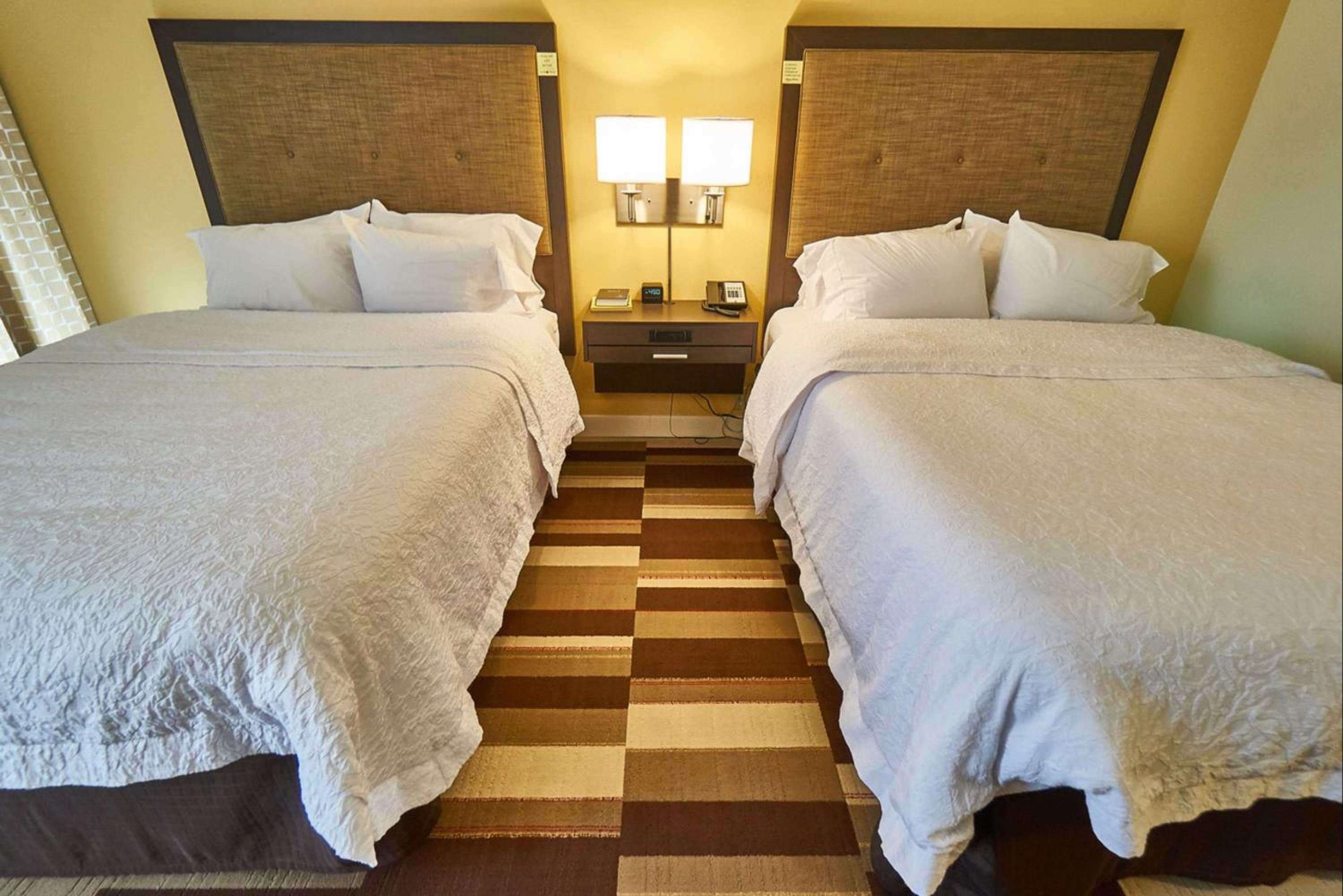 Queen Room with Two Queen Beds - Non-Smoking - Photo 4