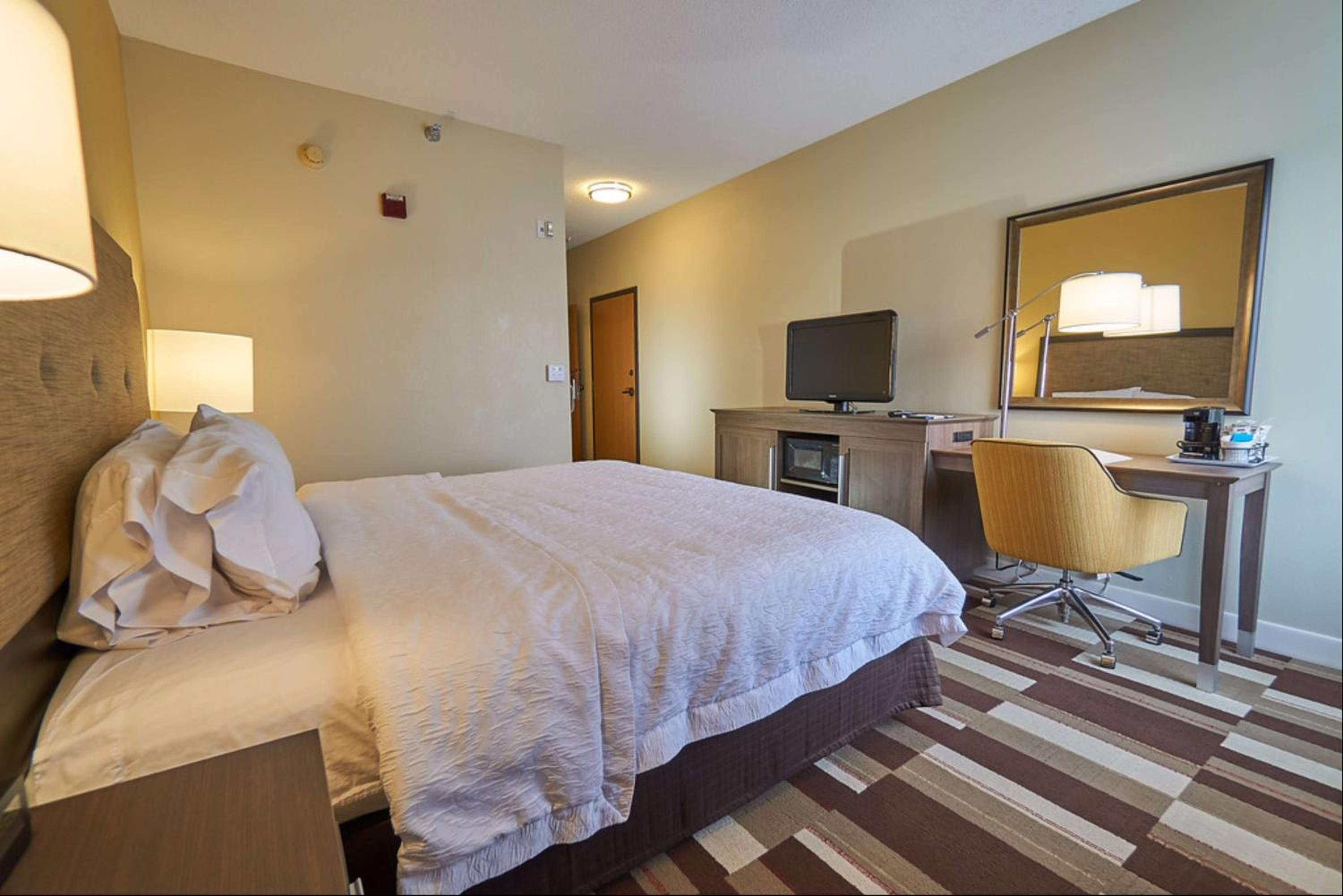 King Room with Accessible Tub - Mobility and Hearing Access/Non-Smoking - Photo 2