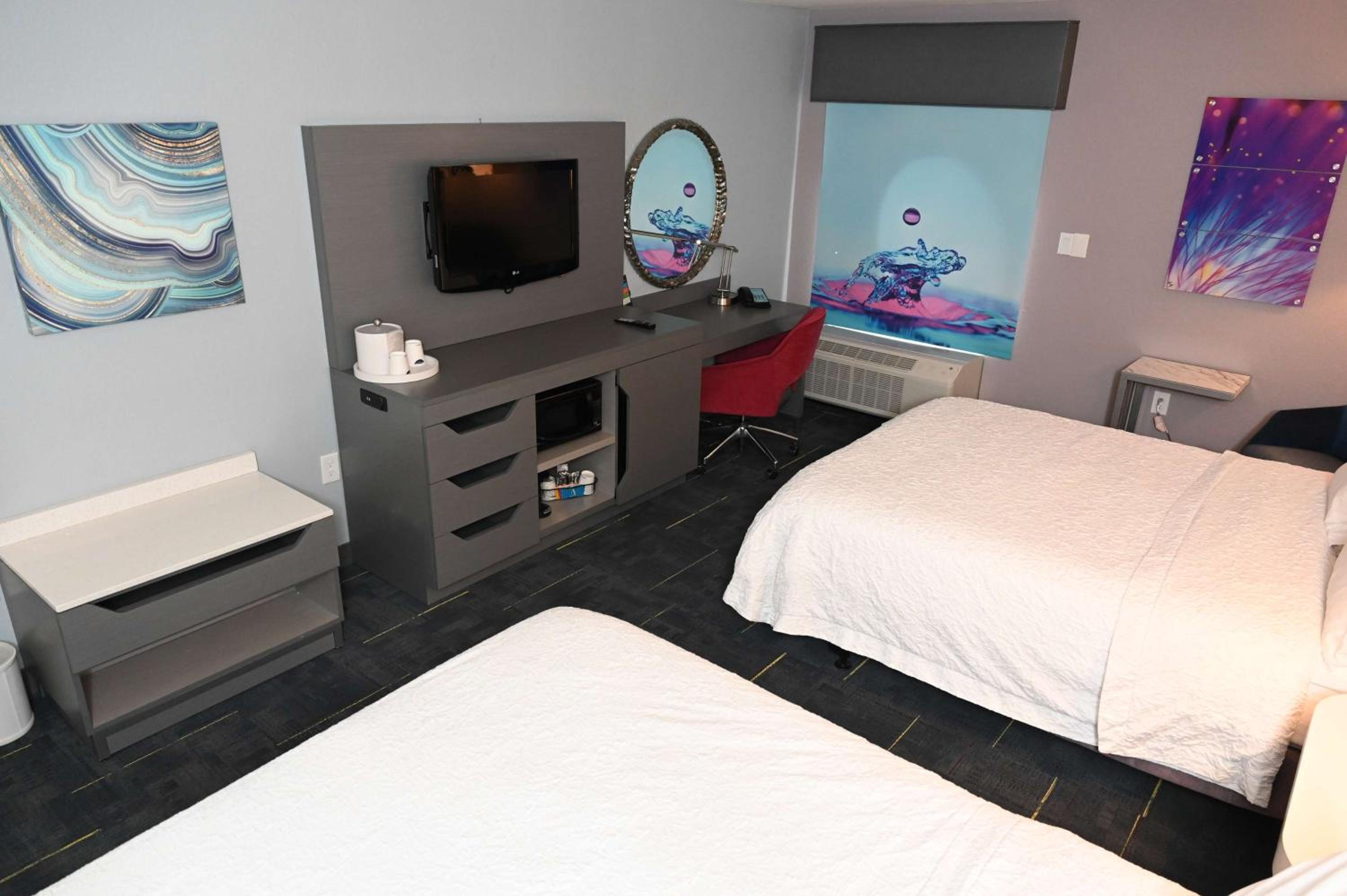 Queen Room with Two Queen Beds - Photo 3