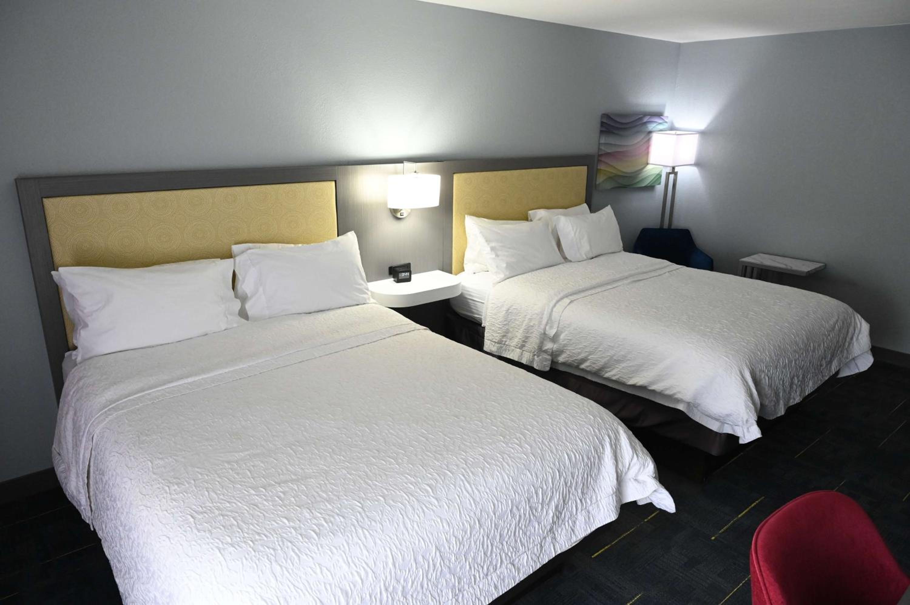 Queen Room with Two Queen Beds - Photo 2