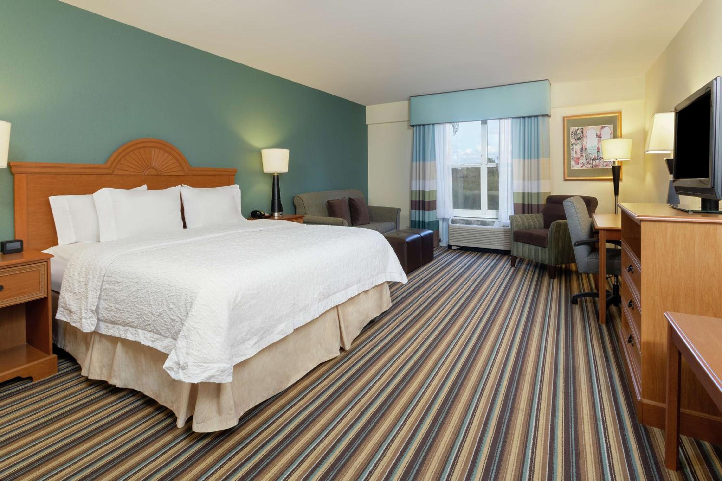 King Room with King Bed - Non-Smoking - Photo 2