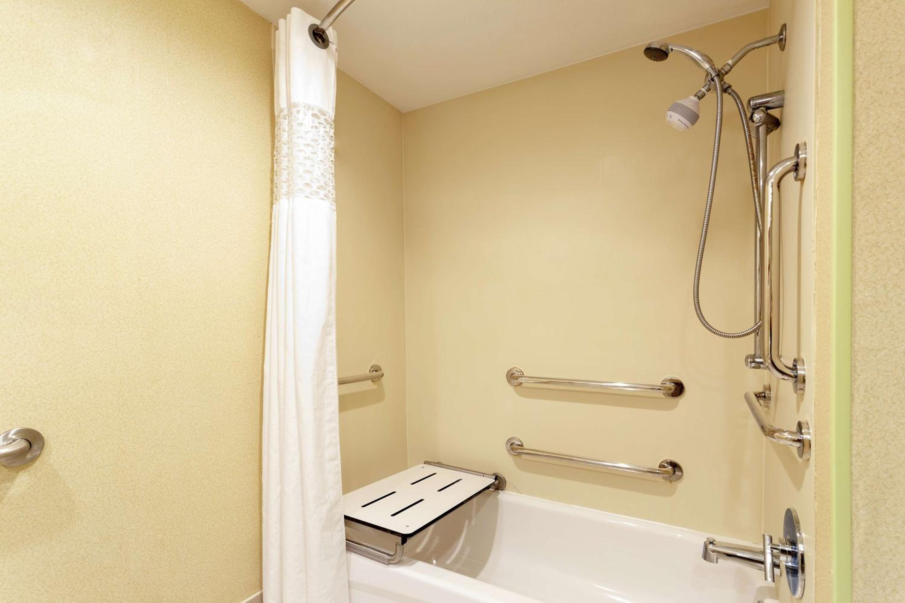 King Room With Accessible Tub - Mobility And Hearing Access/Non-Smoking - Photo 2