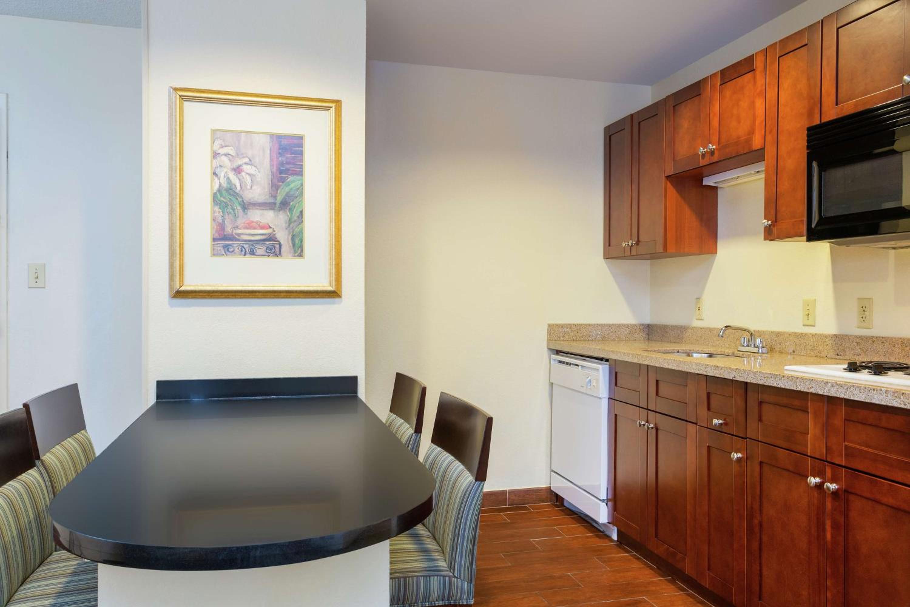 One-Bedroom King Suite with Kitchen - Non-Smoking  - Photo 4