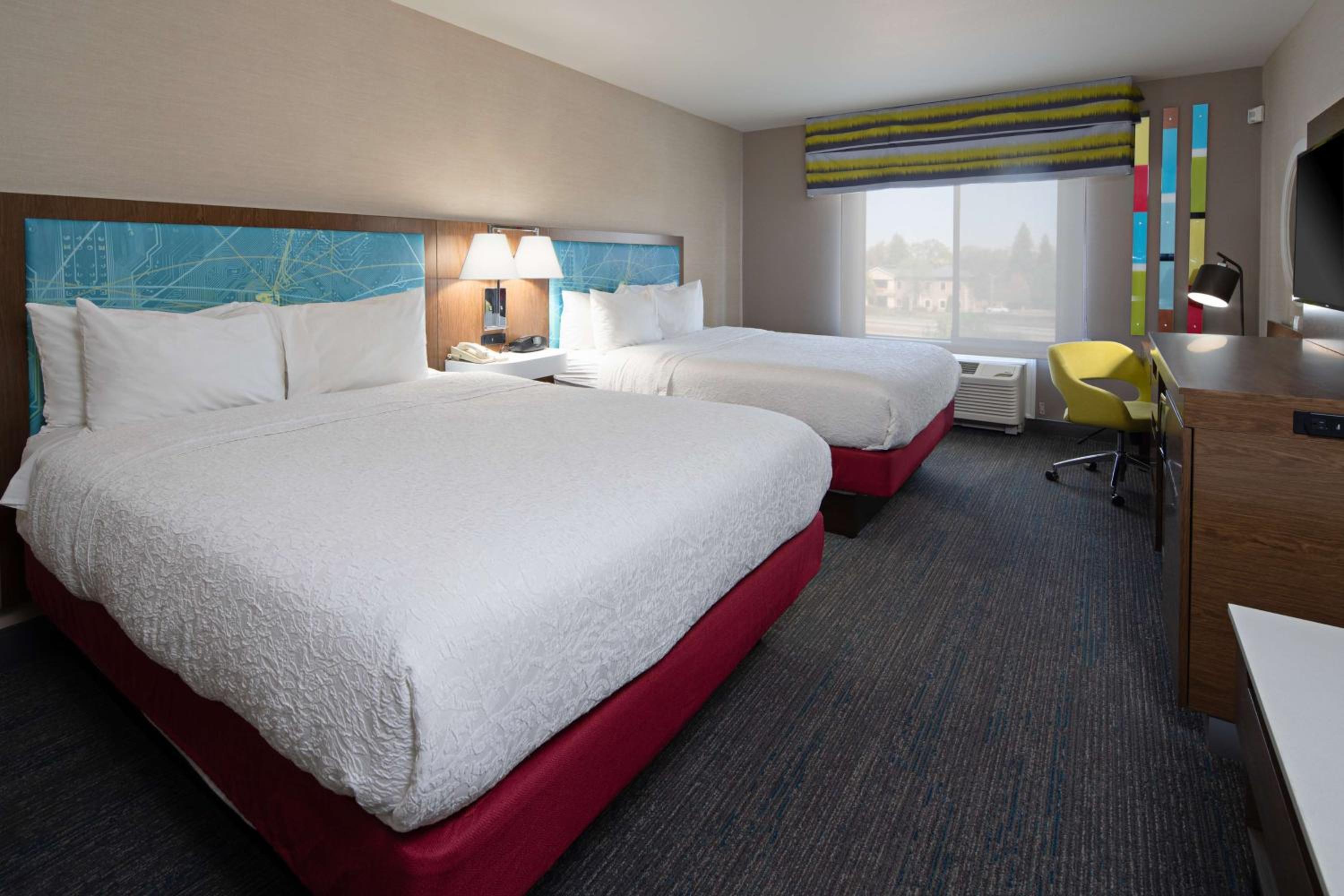 Room with Two Queen Beds - Non-Smoking - Photo 3