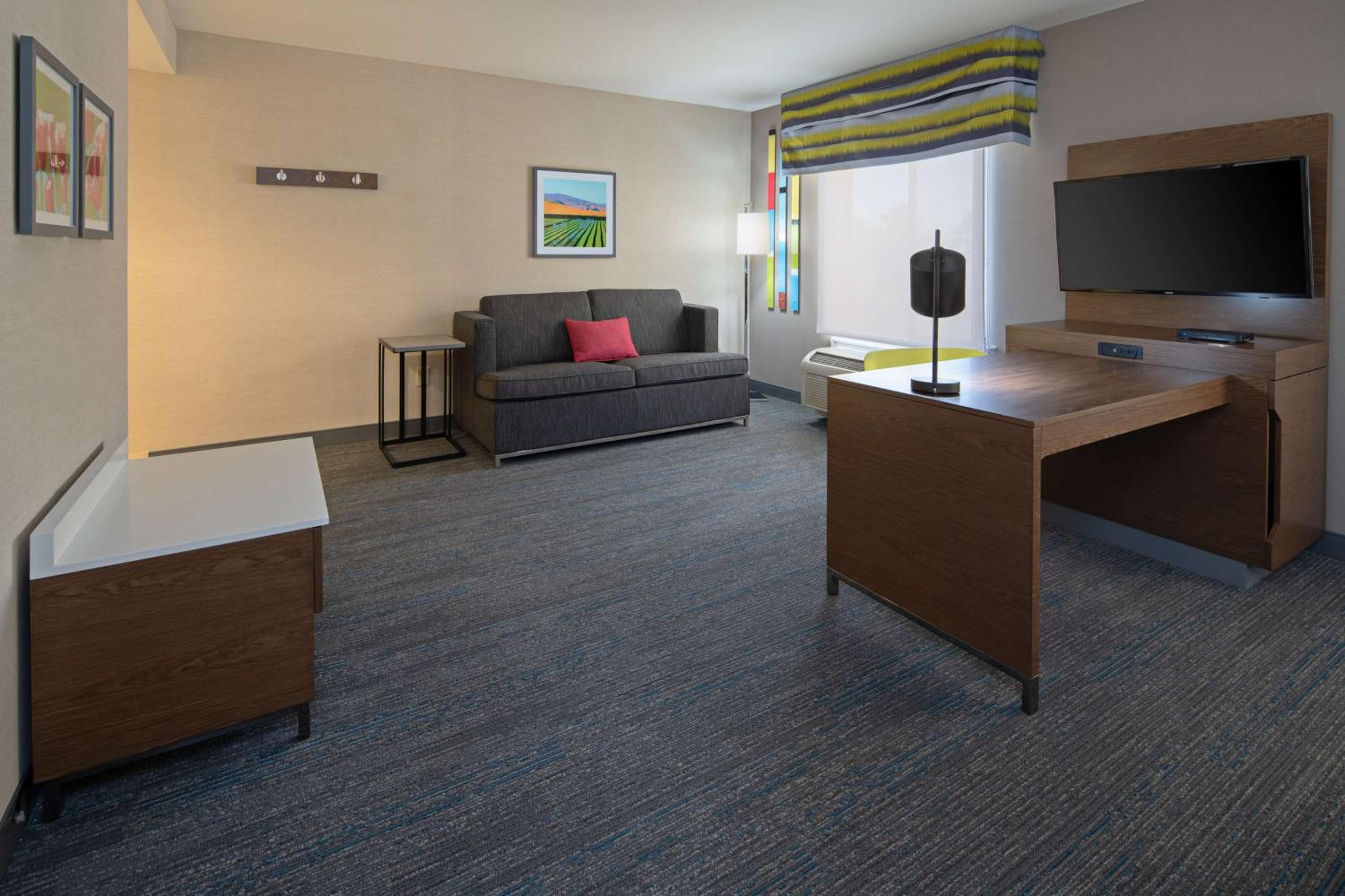 King Room with Sofa Bed and Study - Non-Smoking - Photo 1