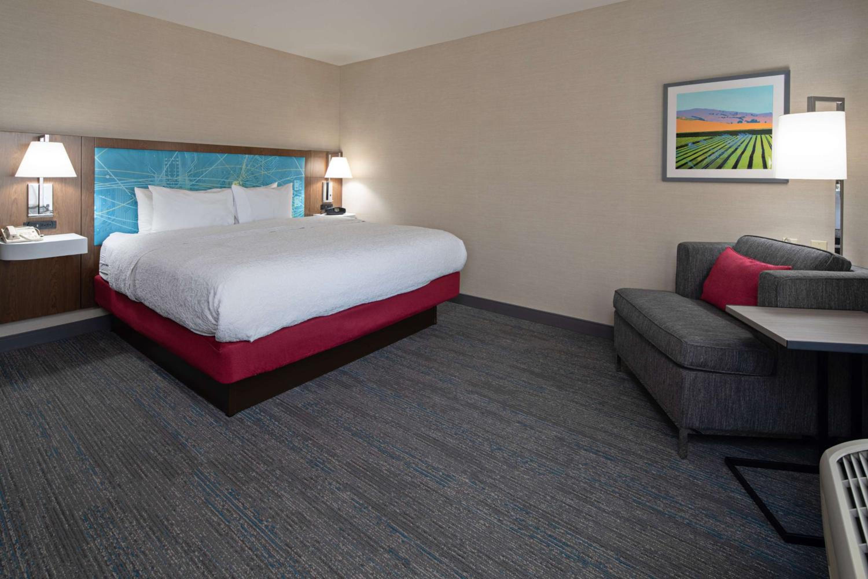 King Room with King Bed - Non-Smoking - Photo 4