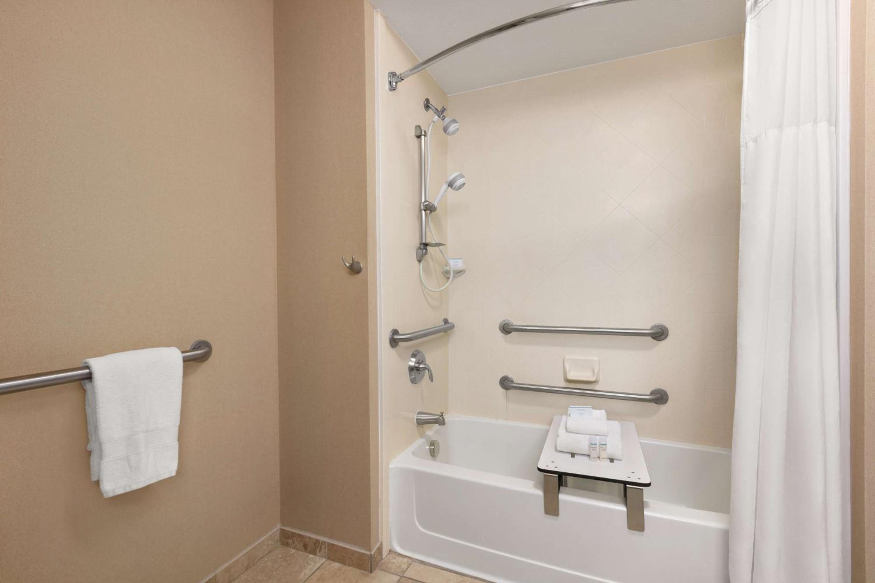 Double Room with Two Queen Beds and Bath Tub - Mobility and Hearing Access/Non-Smoking - Photo 3