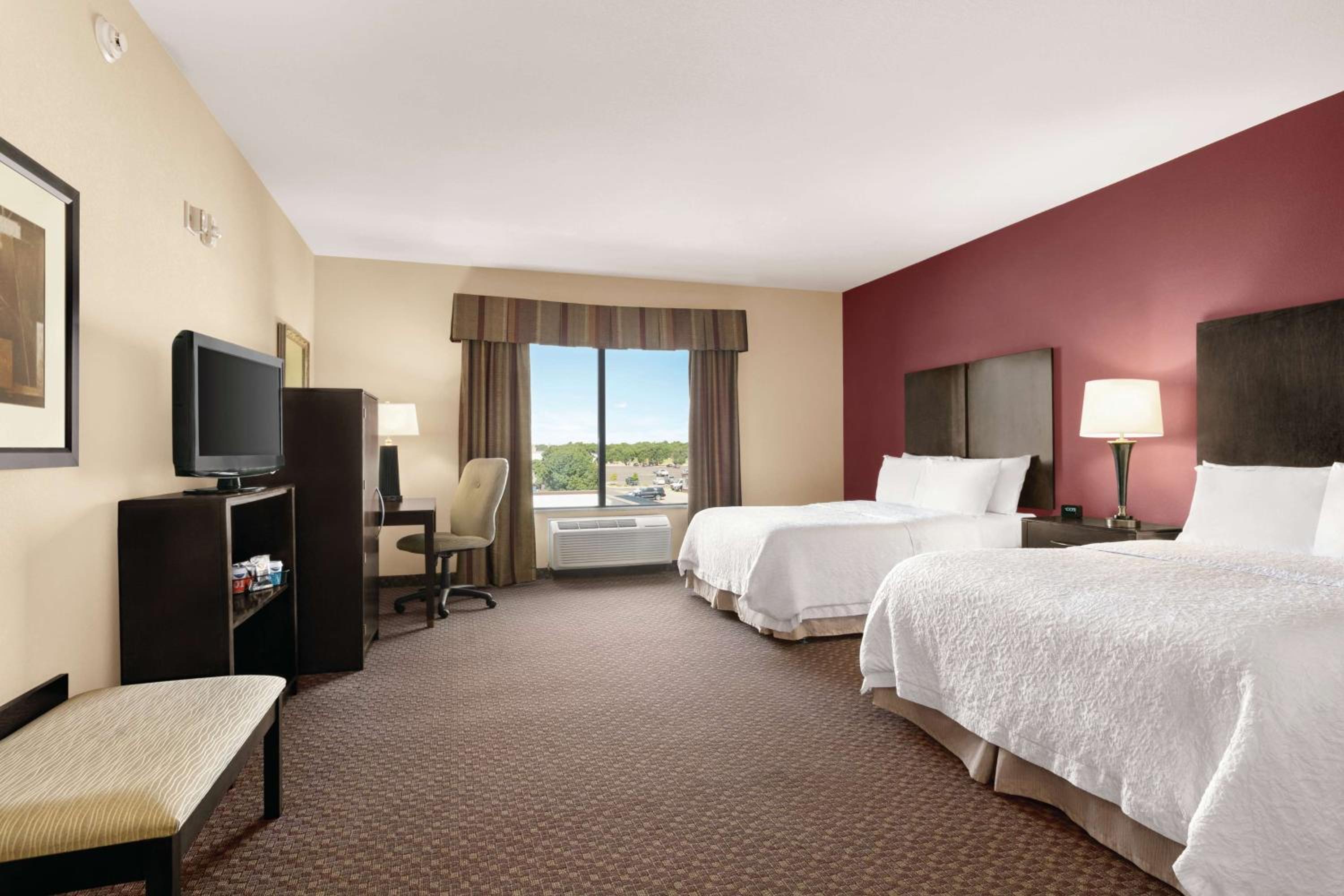 Double Room with Two Queen Beds and Bath Tub - Mobility and Hearing Access/Non-Smoking - Photo 1