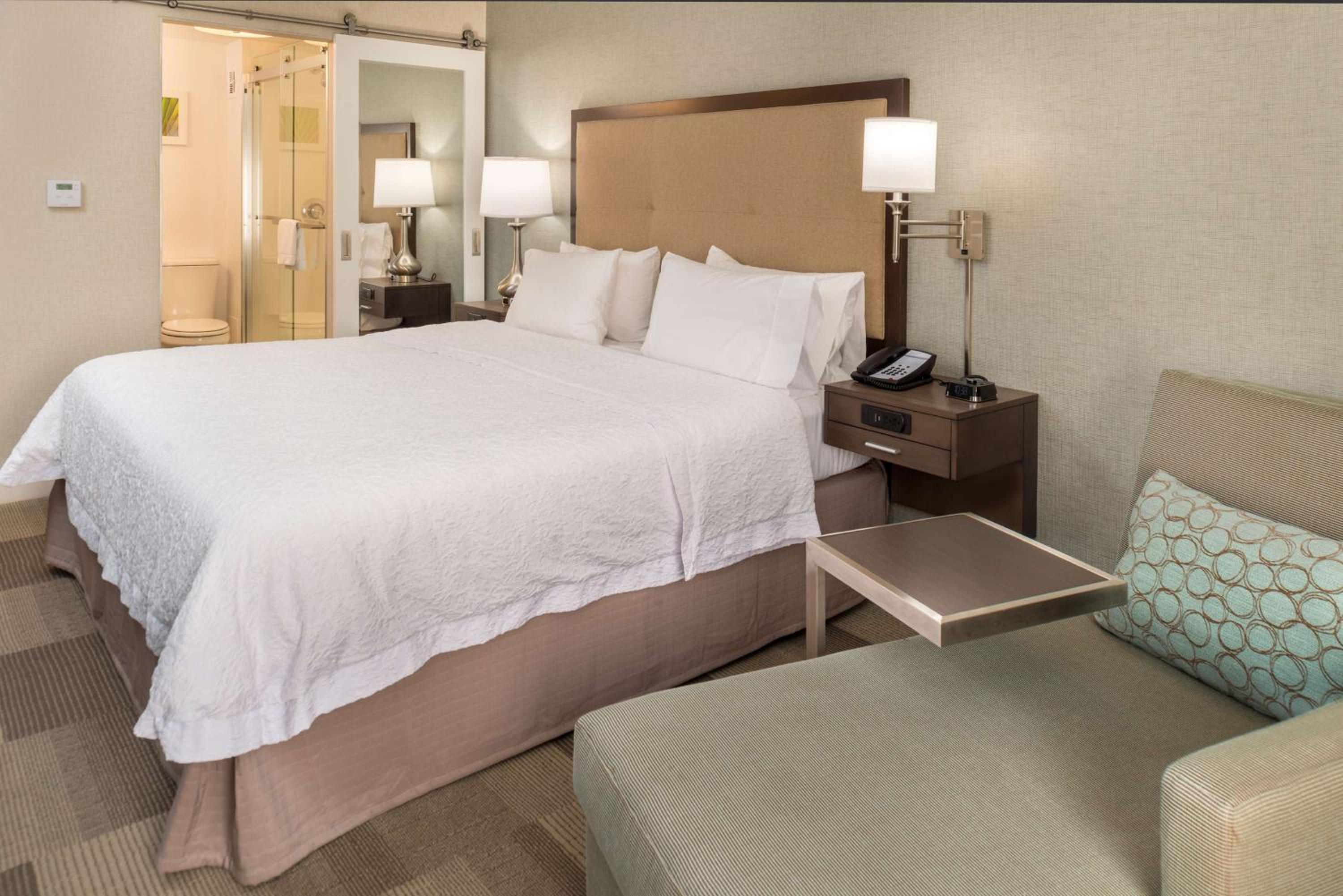 King Room with King Bed - Non-Smoking - Photo 11