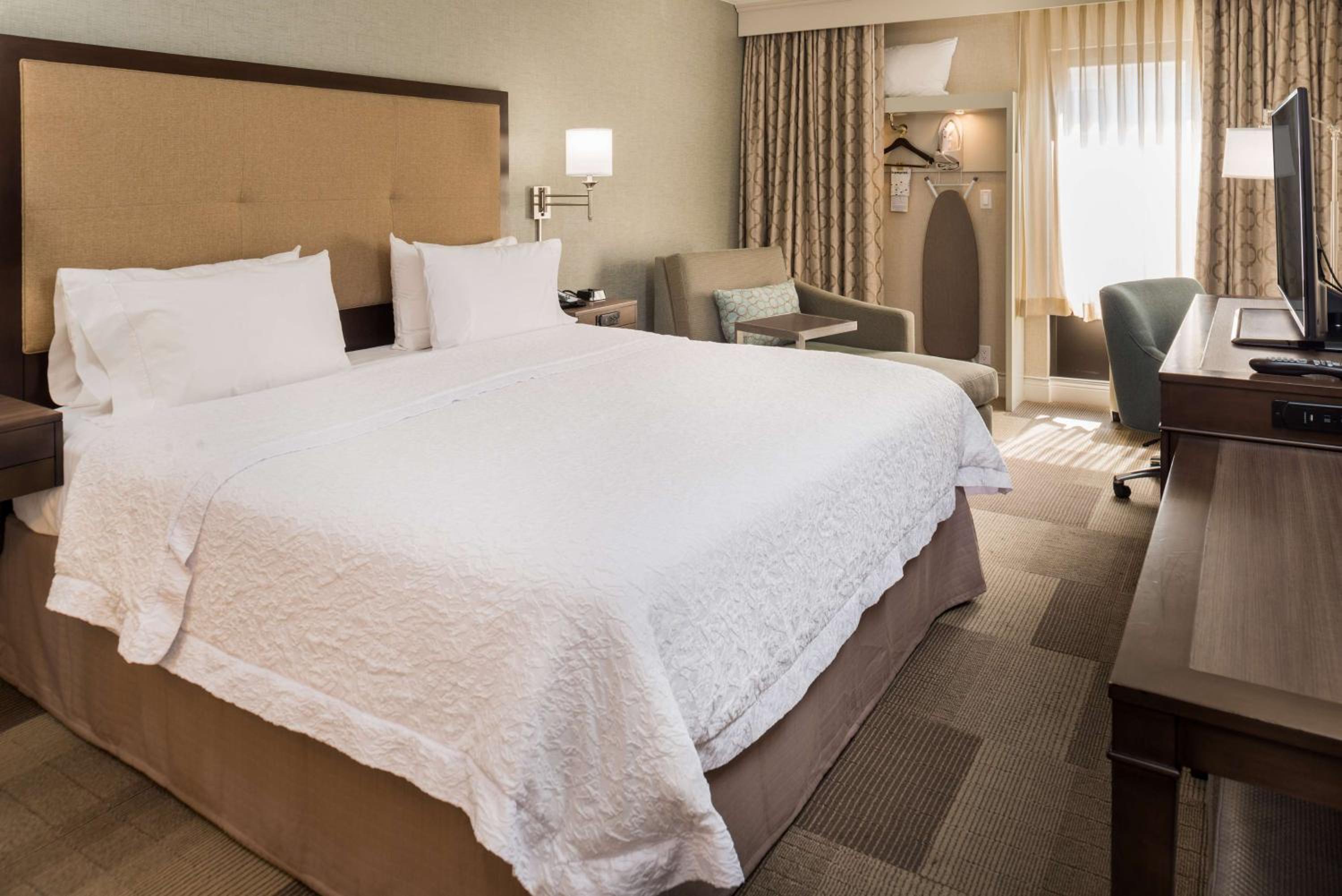 King Room with King Bed - Non-Smoking - Photo 2