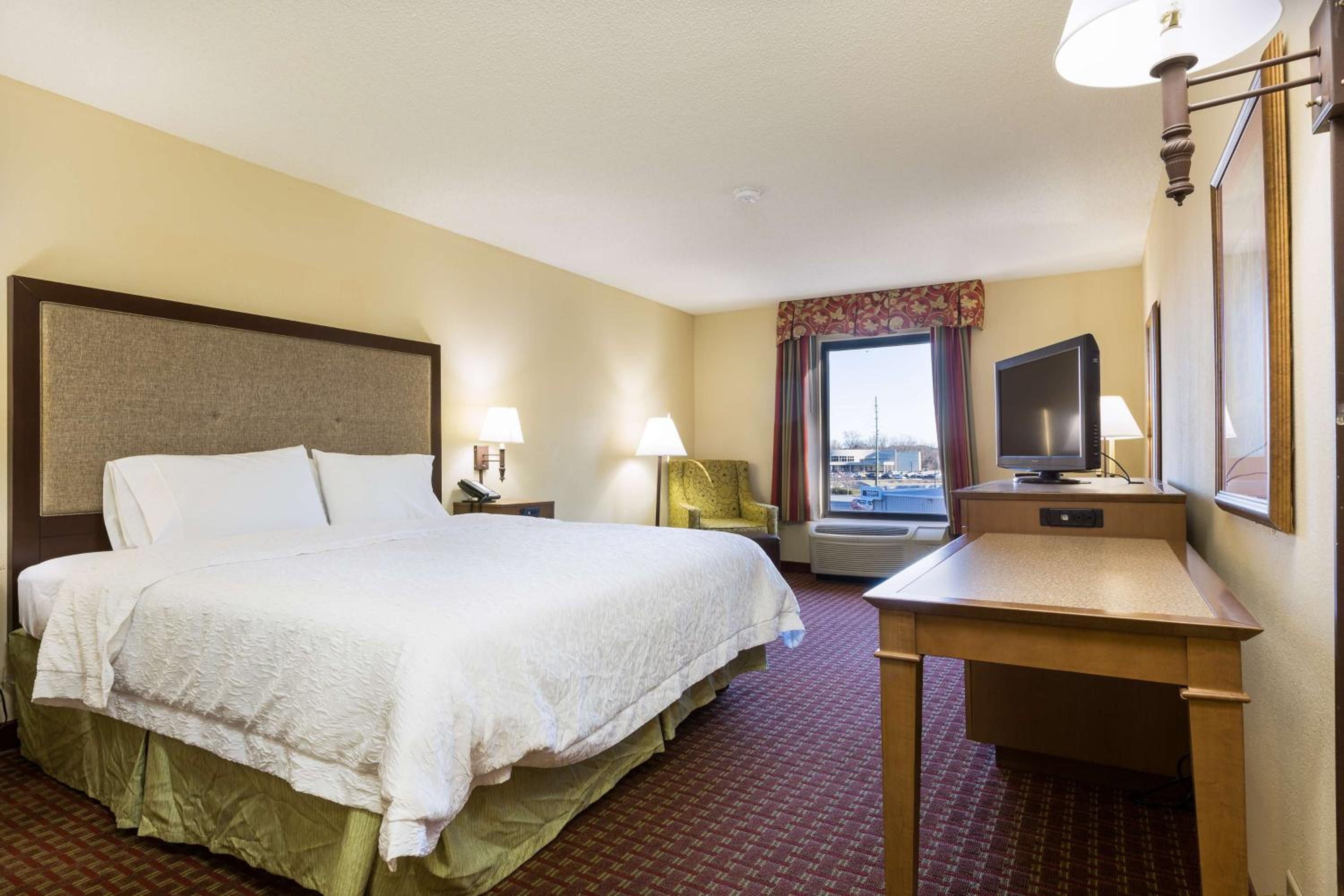 King Room with King Bed - Non-Smoking - Photo 3