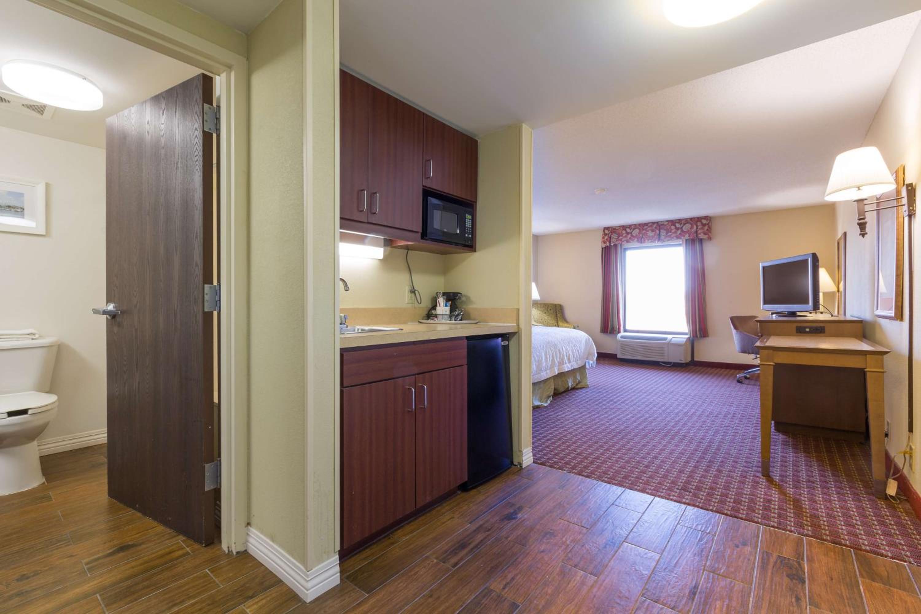 King Room with King Bed - Non-Smoking - Photo 1