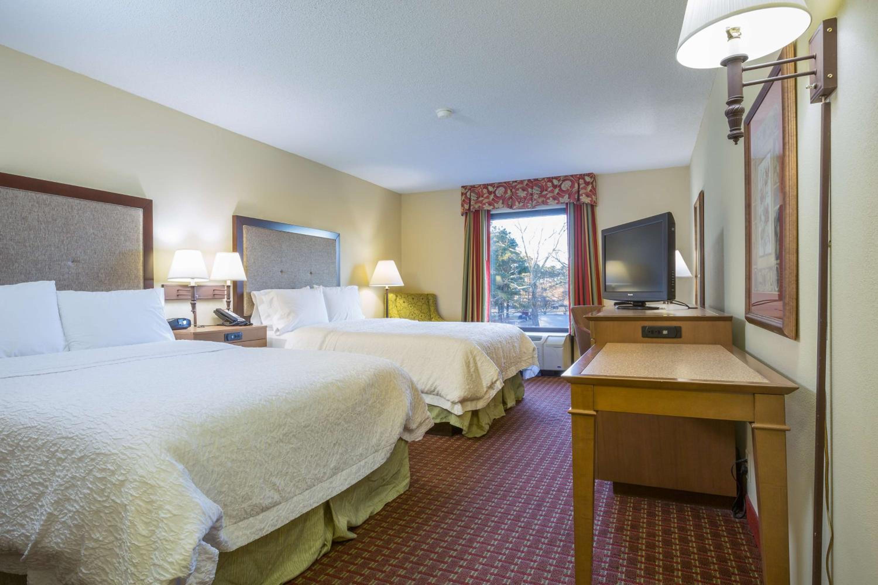 Room with Two Queen Beds - Non-Smoking - Photo 4