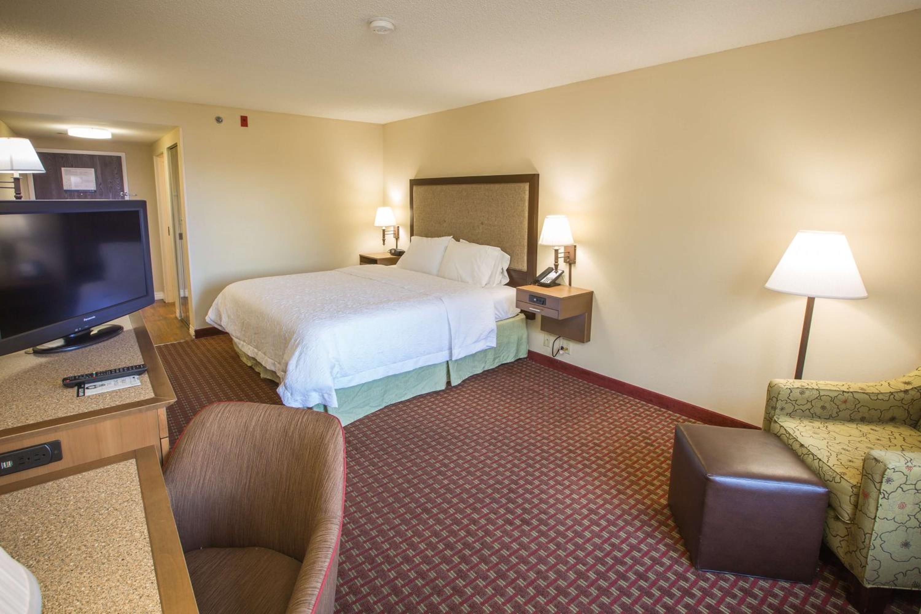 King Room with King Bed - Non-Smoking - Photo 2