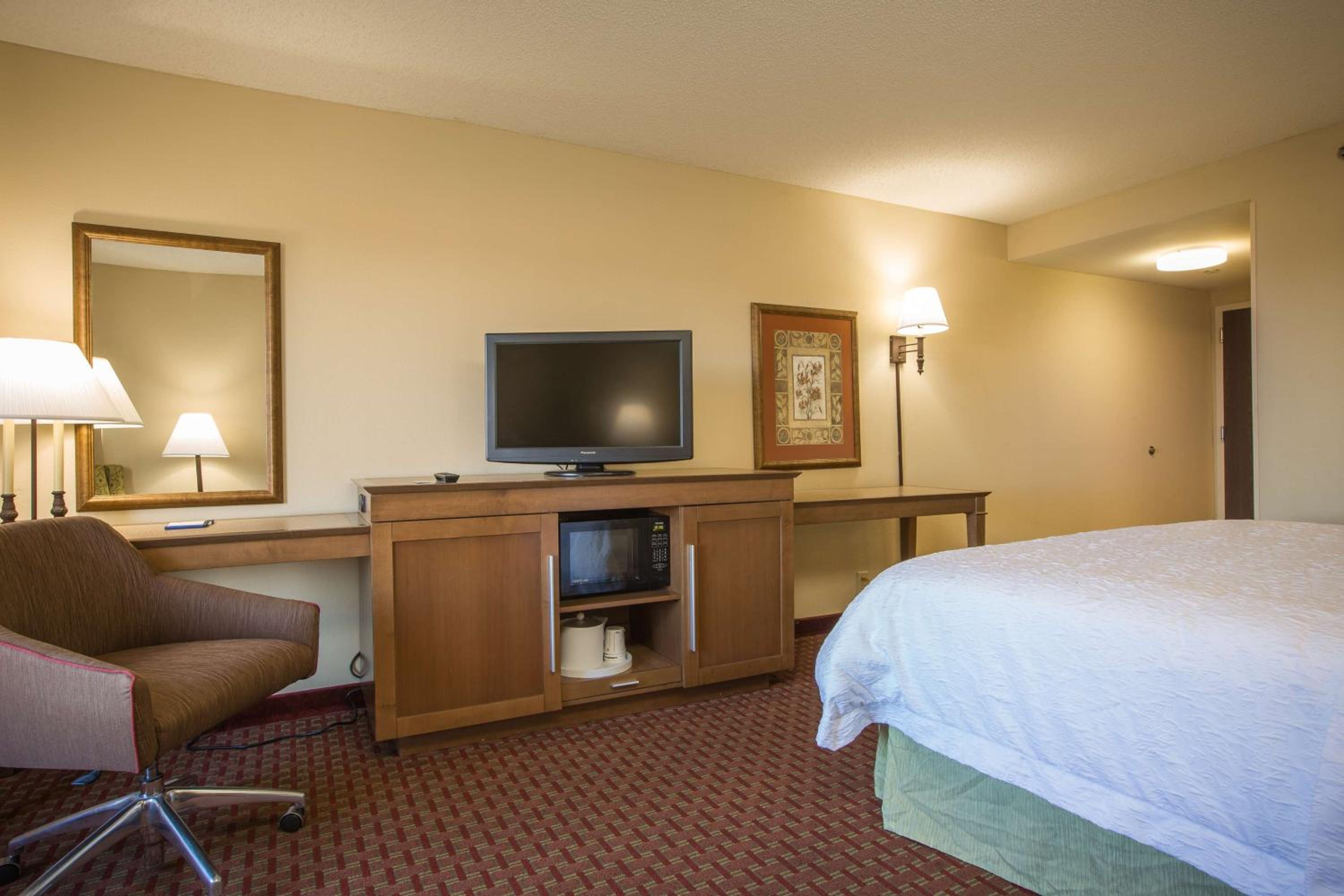 King Room with King Bed - Non-Smoking - Photo 4