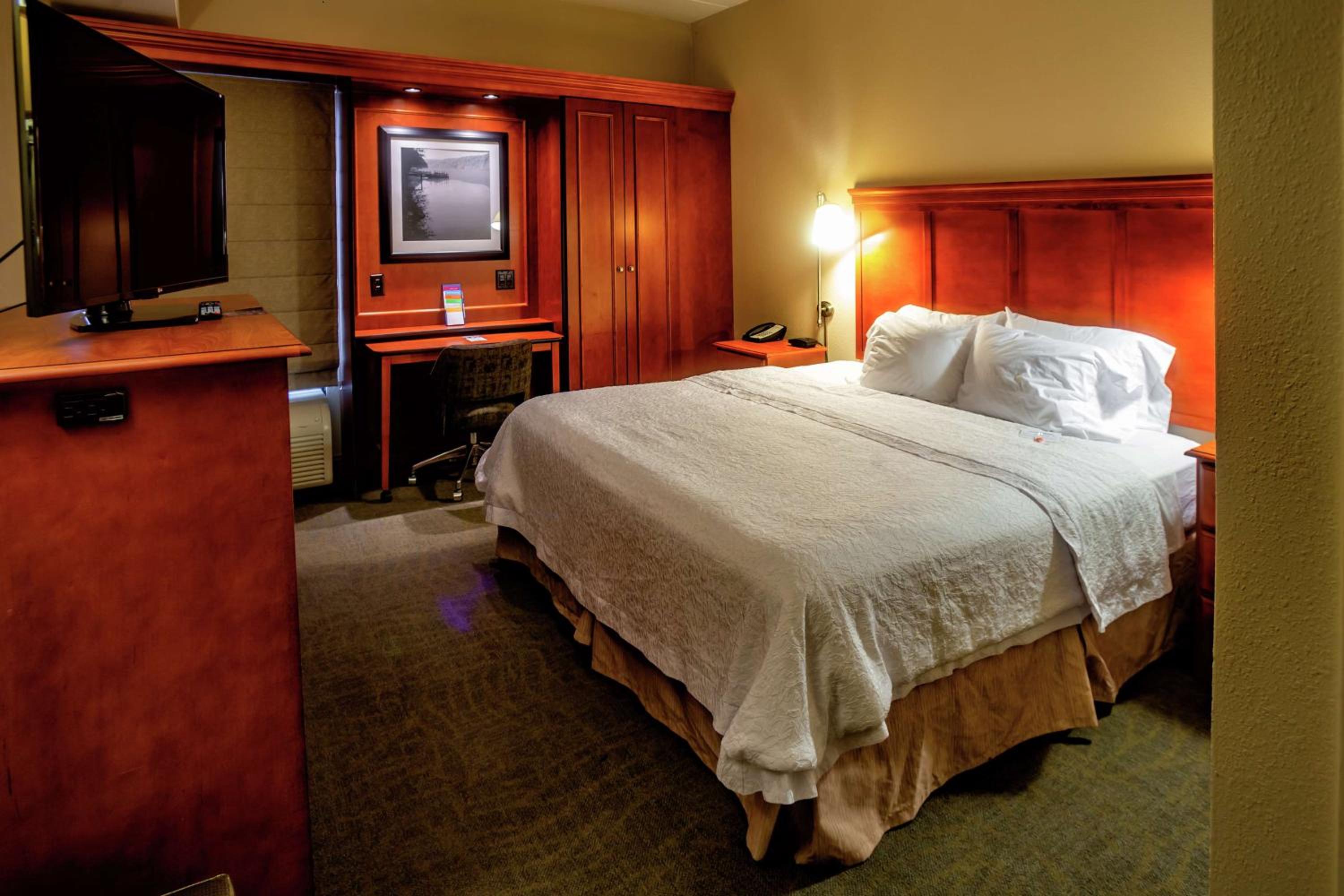 King Room with Roll-In Shower - Mobility and Hearing Access/Non-Smoking - Photo 2