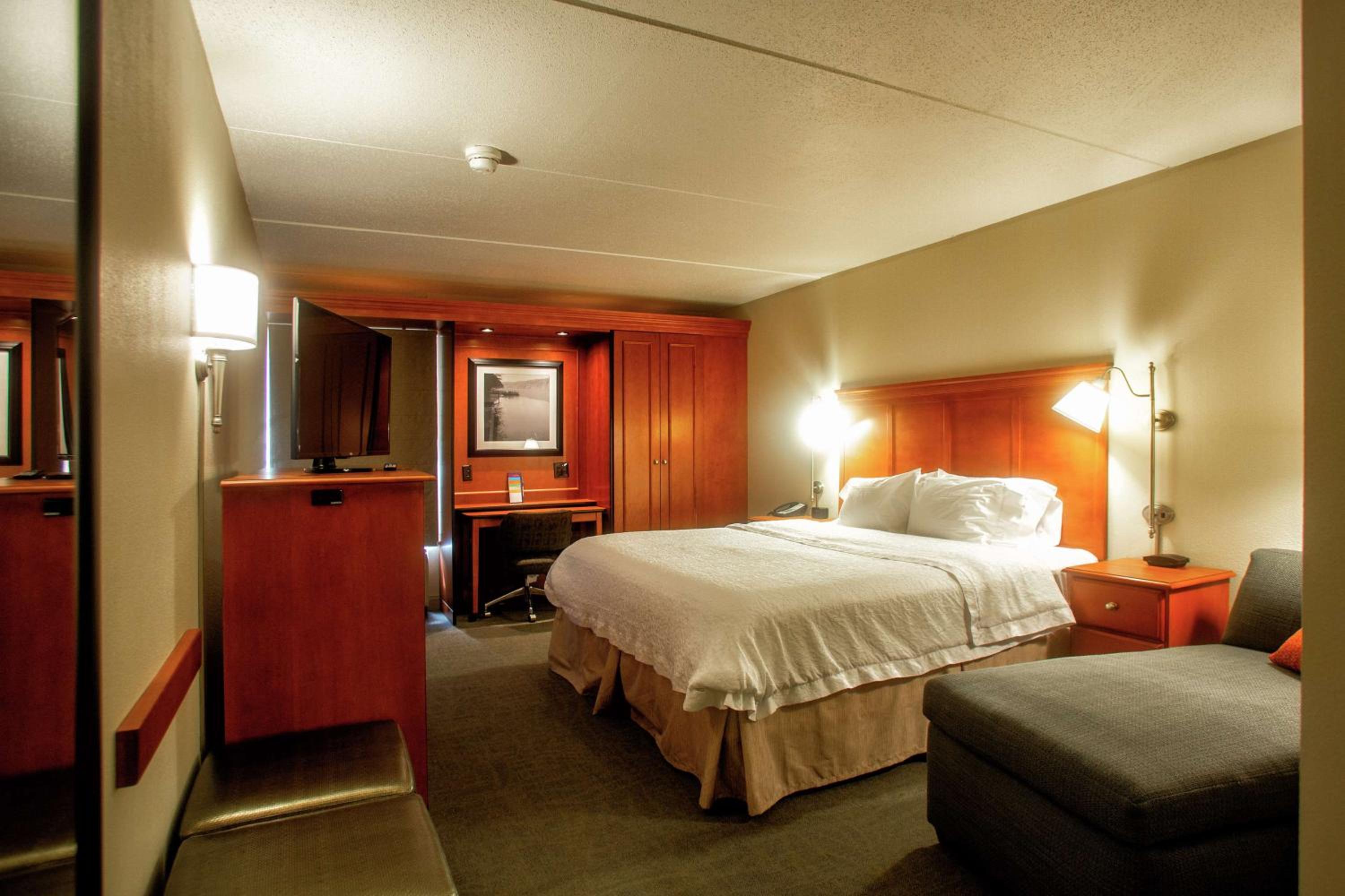 King Room with King Bed - Non-Smoking - Photo 3