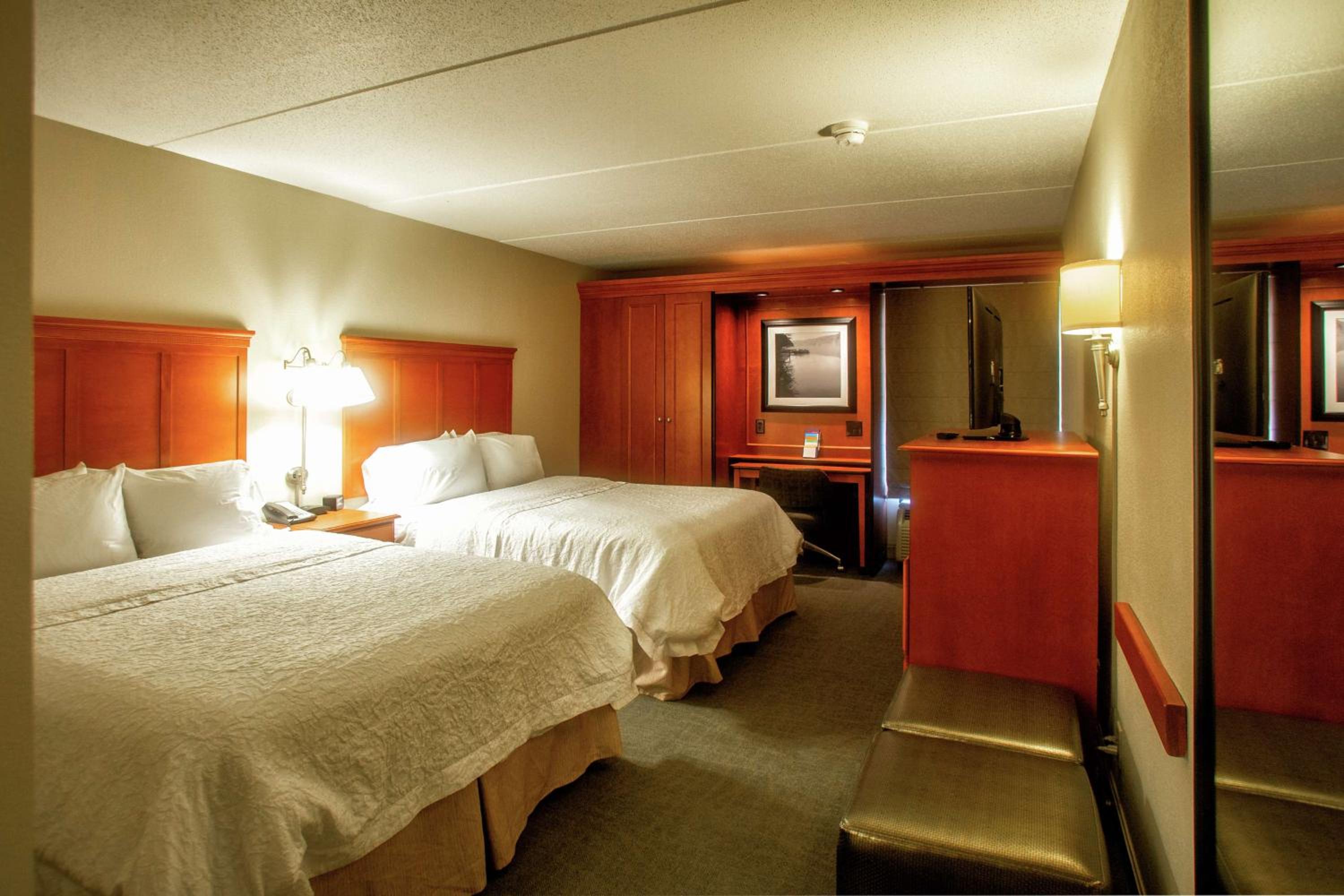 Room with Two Queen Beds - Non-Smoking - Photo 2