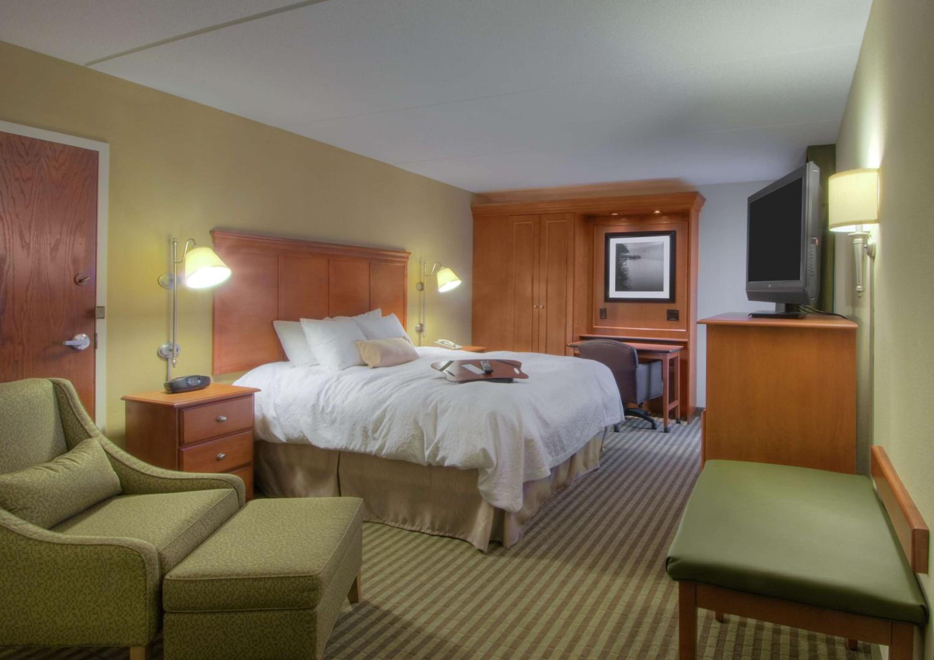 King Room with King Bed - Non-Smoking - Photo 4