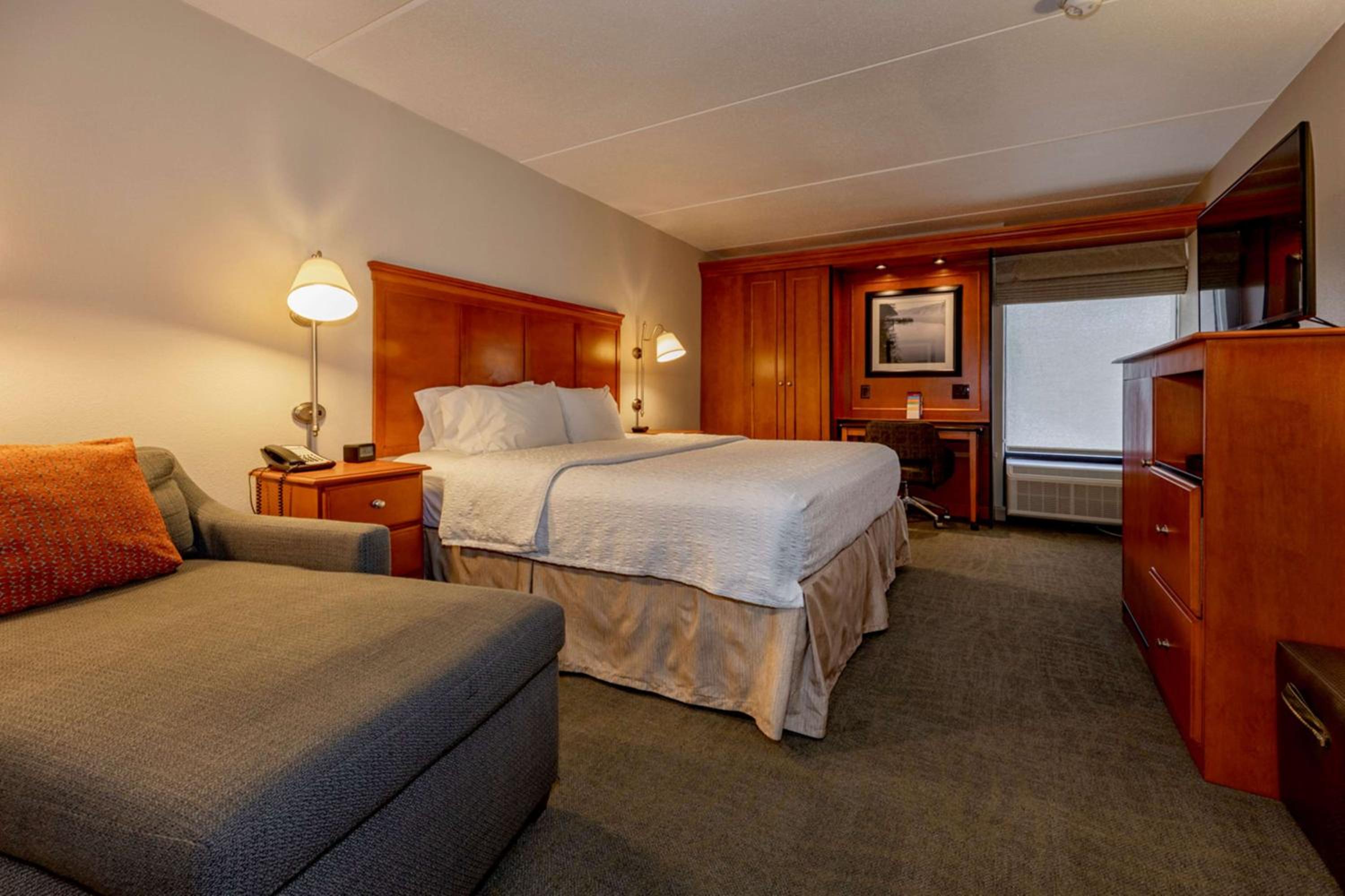 King Room with King Bed - Non-Smoking - Photo 2