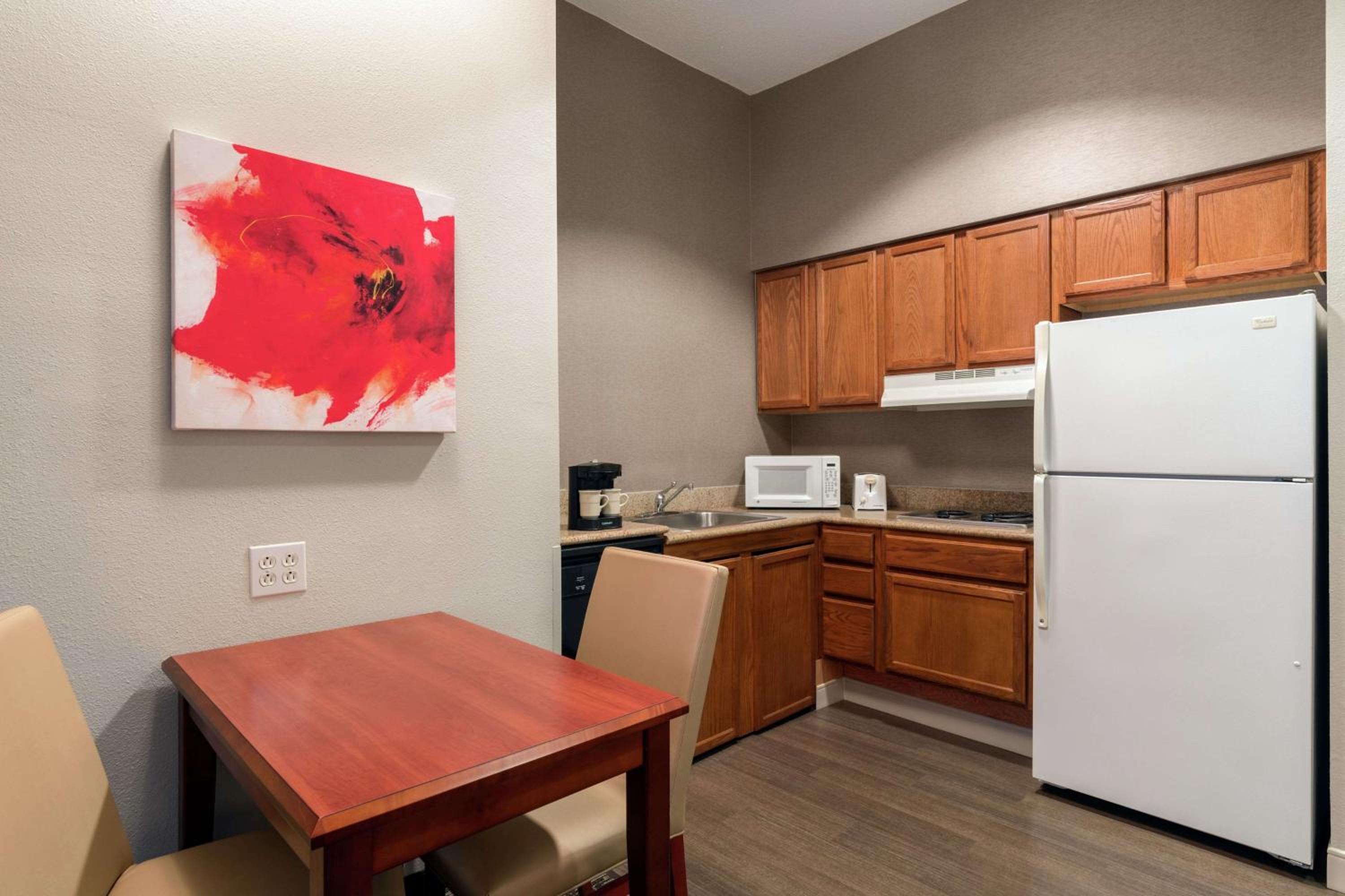 Queen Suite with Tub - Mobility Access/Non-Smoking - Photo 3