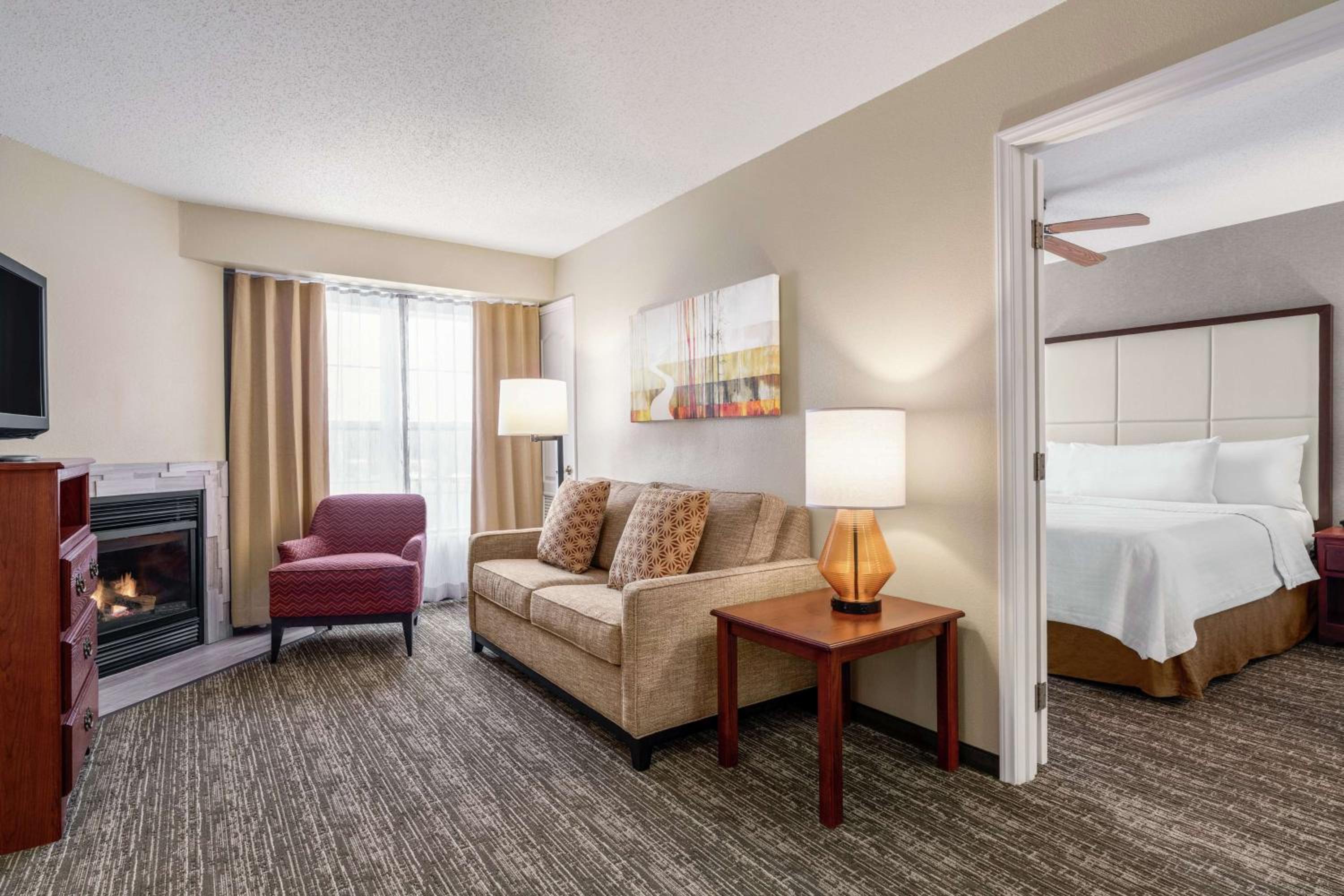 Non-Smoking Two Bedroom Suite with Fireplace - Photo 3