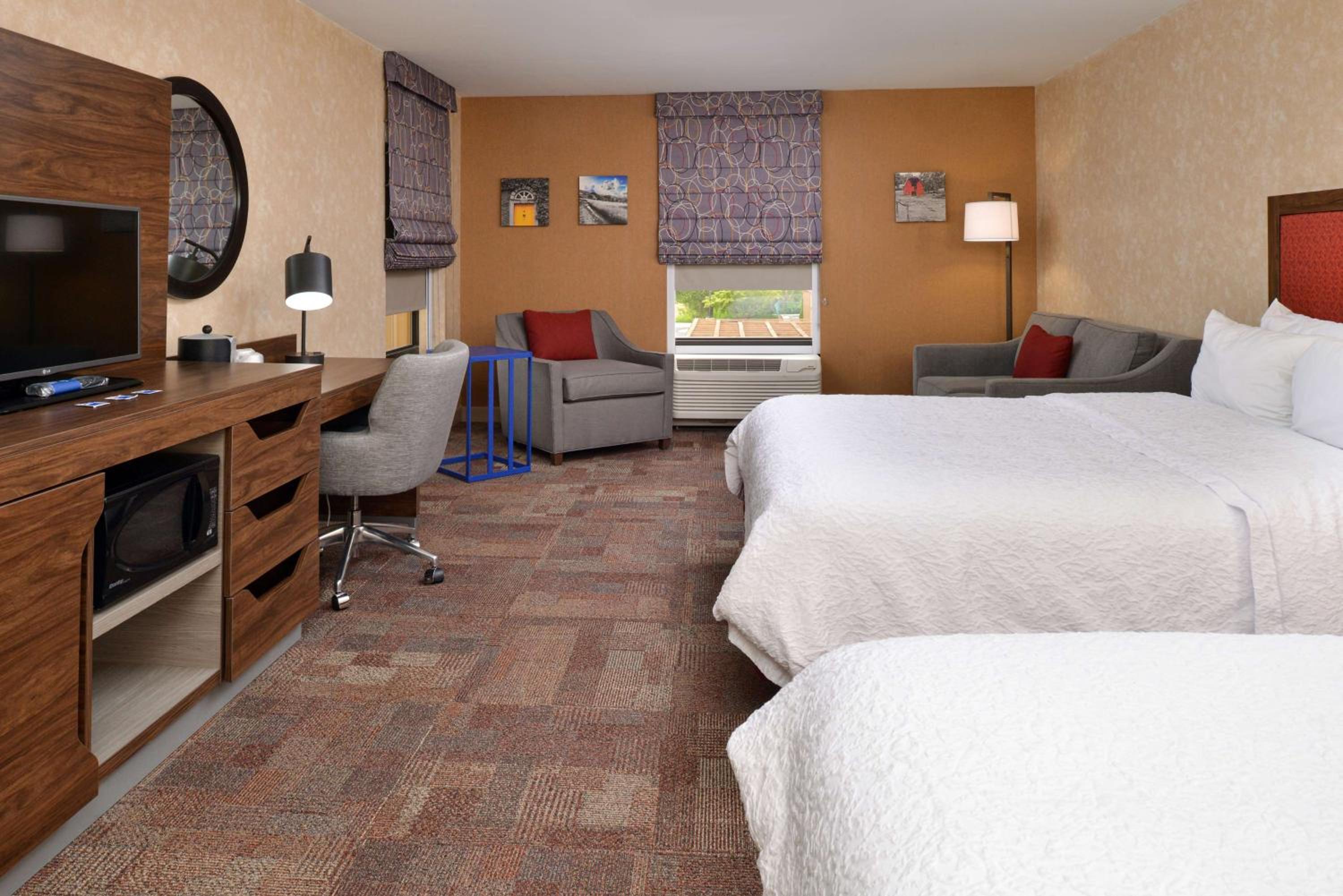 Room with Two Queen Beds - Non-Smoking photo 2