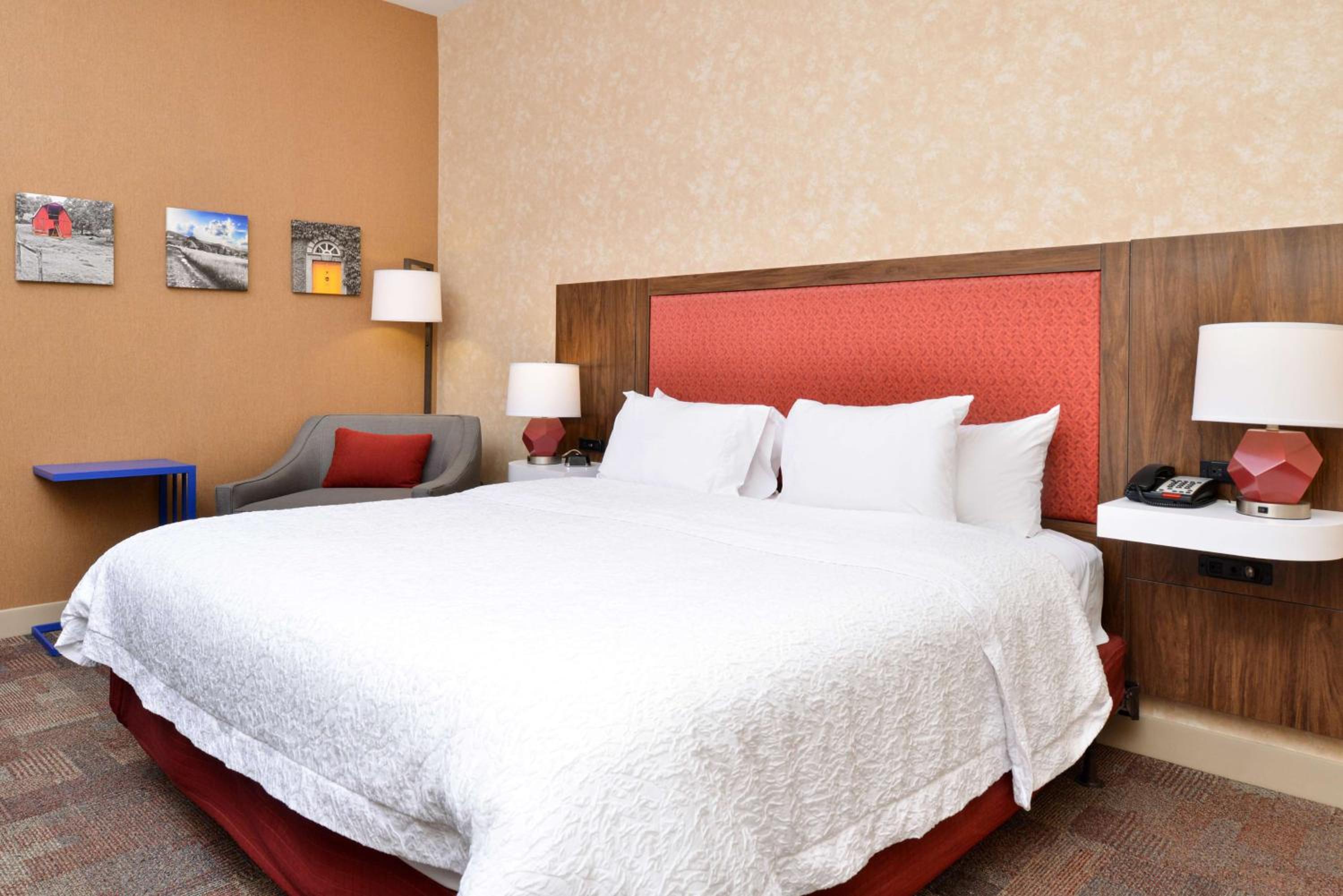 King Room with King Bed - Non-Smoking photo 2